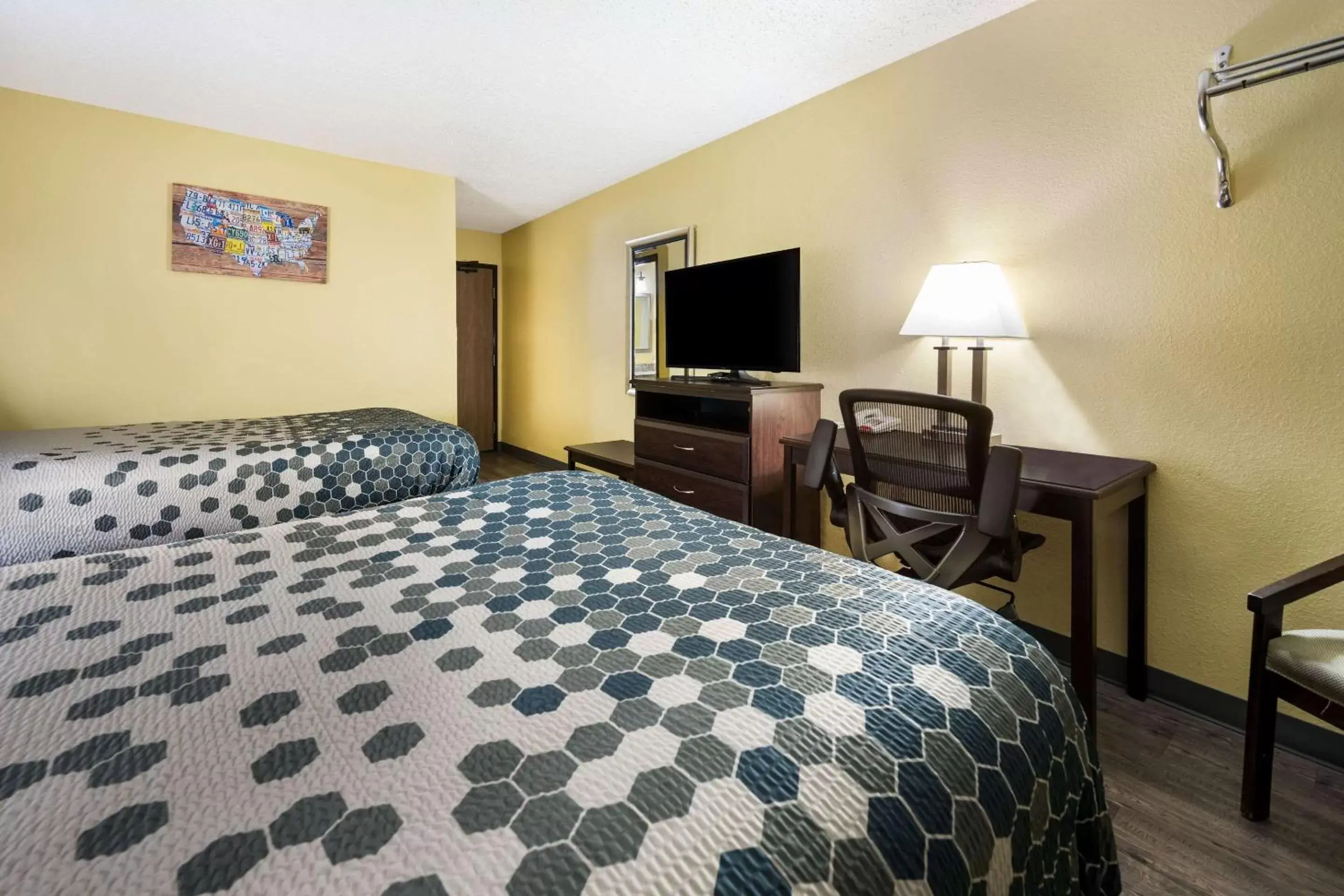 Bedroom, Bed in Econo Lodge Spotsylvania Town Center