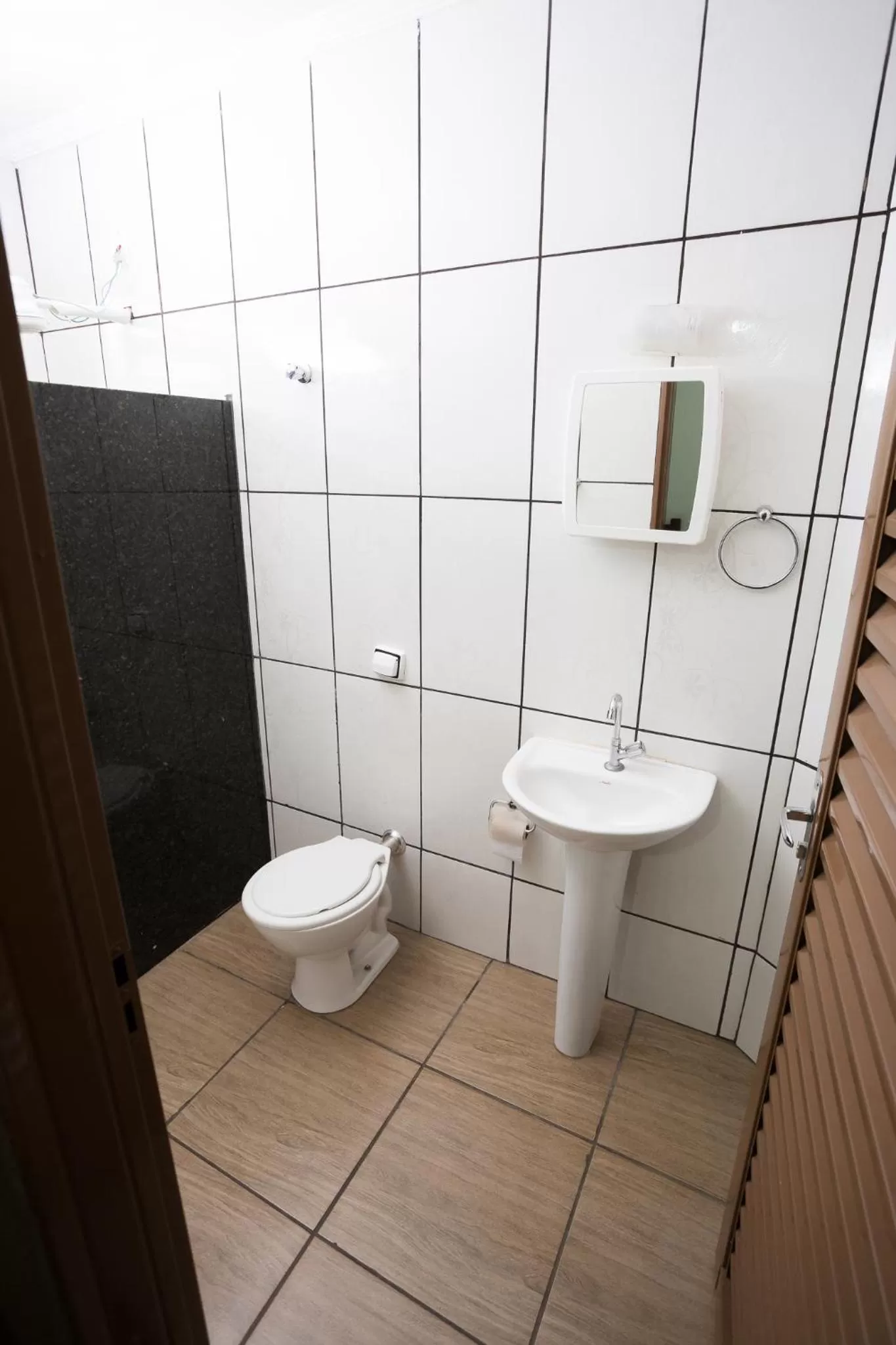 Bathroom in Hotel Portela III - Aprox 600m do Thermas dos Laranjais e Hot Beach