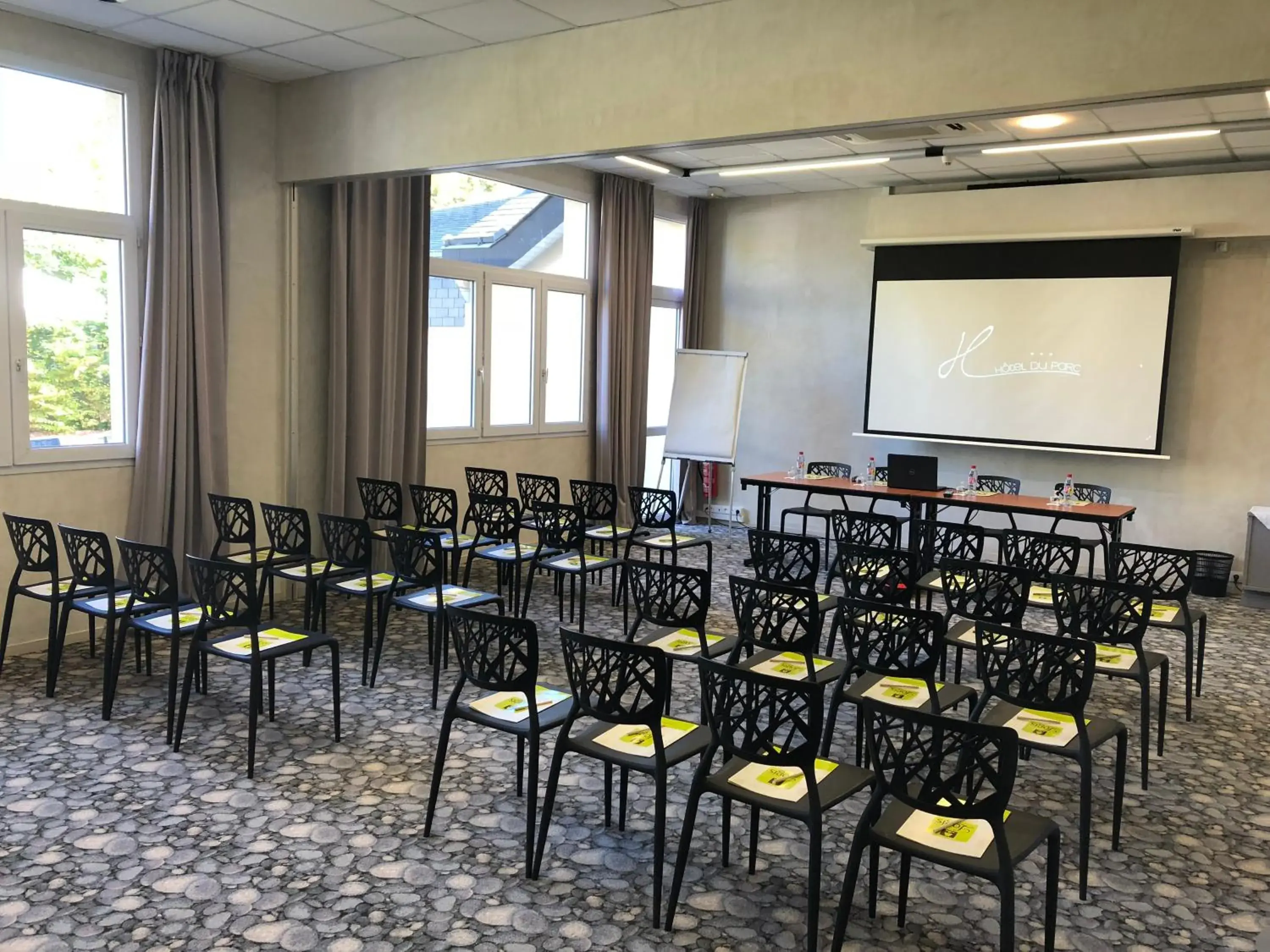 Meeting/conference room in Hotel Restaurant Du Parc Saumur Logis Elégance