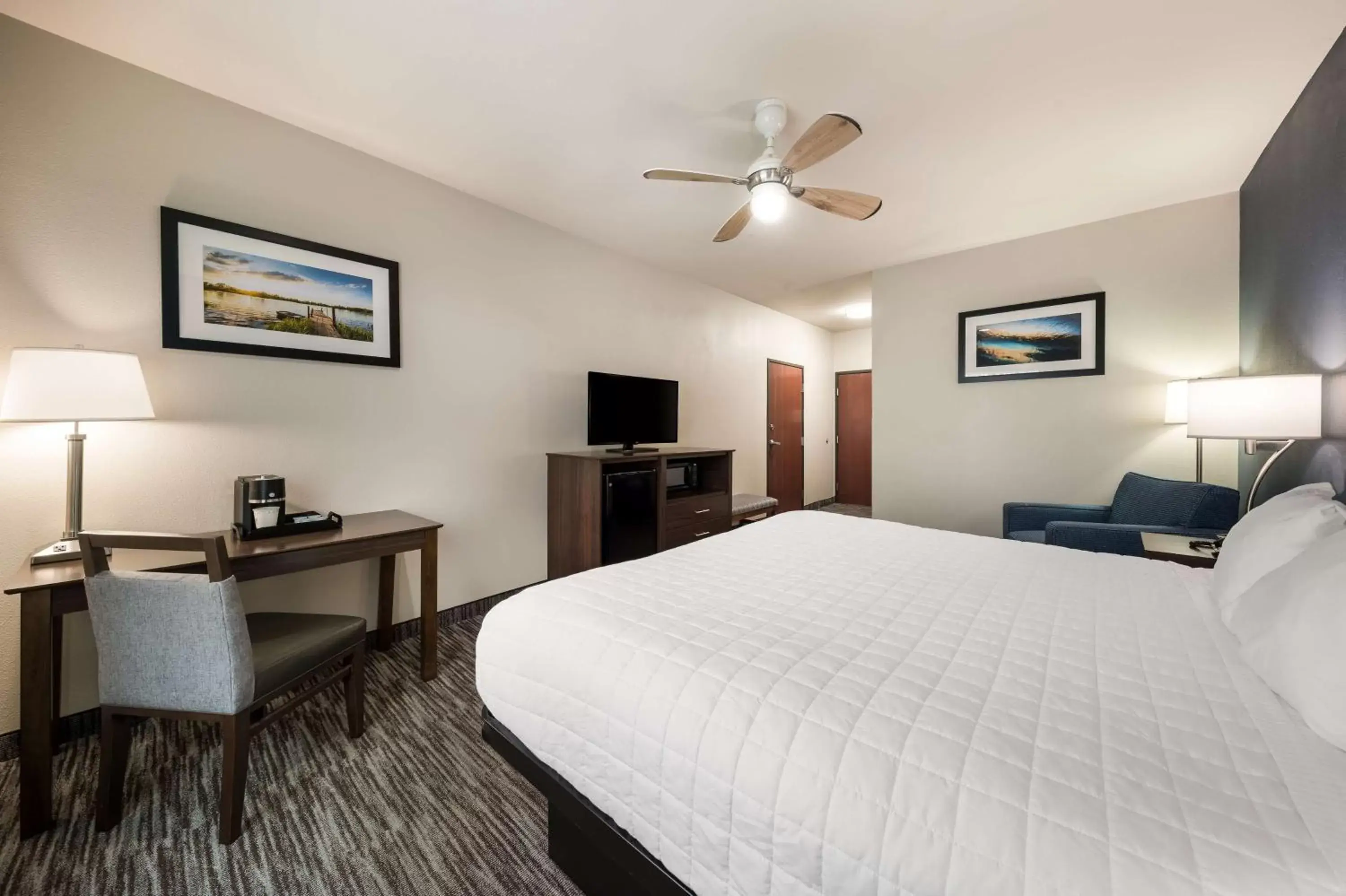 Bedroom, Bed in Best Western Plus Lake Dallas Inn & Suites