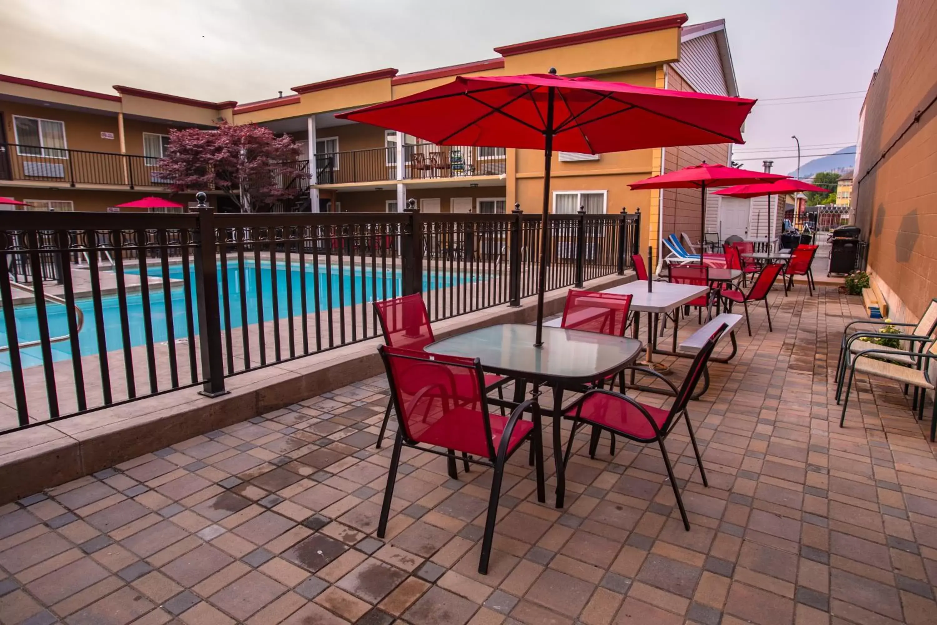 Swimming Pool in Sahara Courtyard Inn Penticton