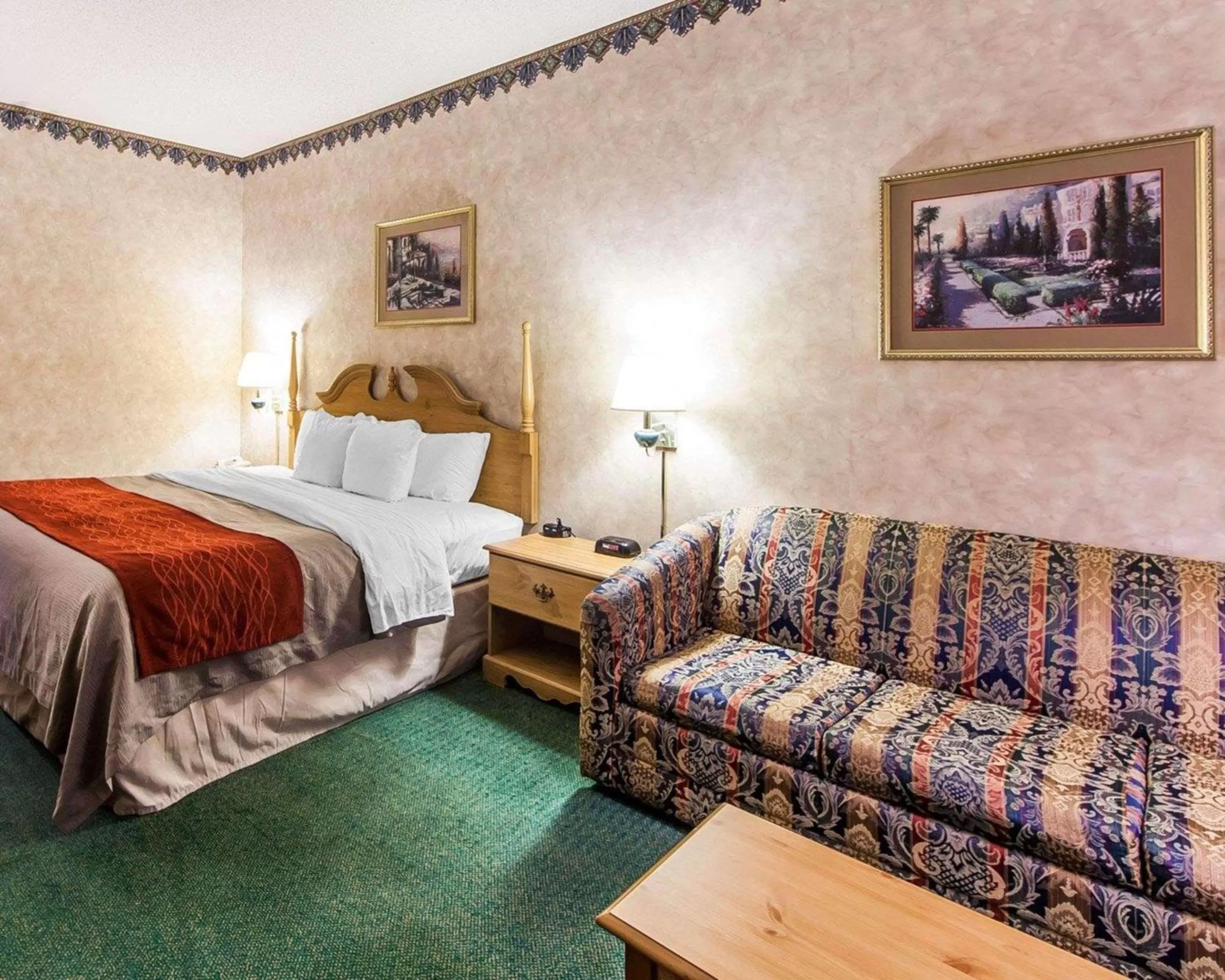 Photo of the whole room, Bed in Econo Lodge Newport Smoky Mountains Gateway