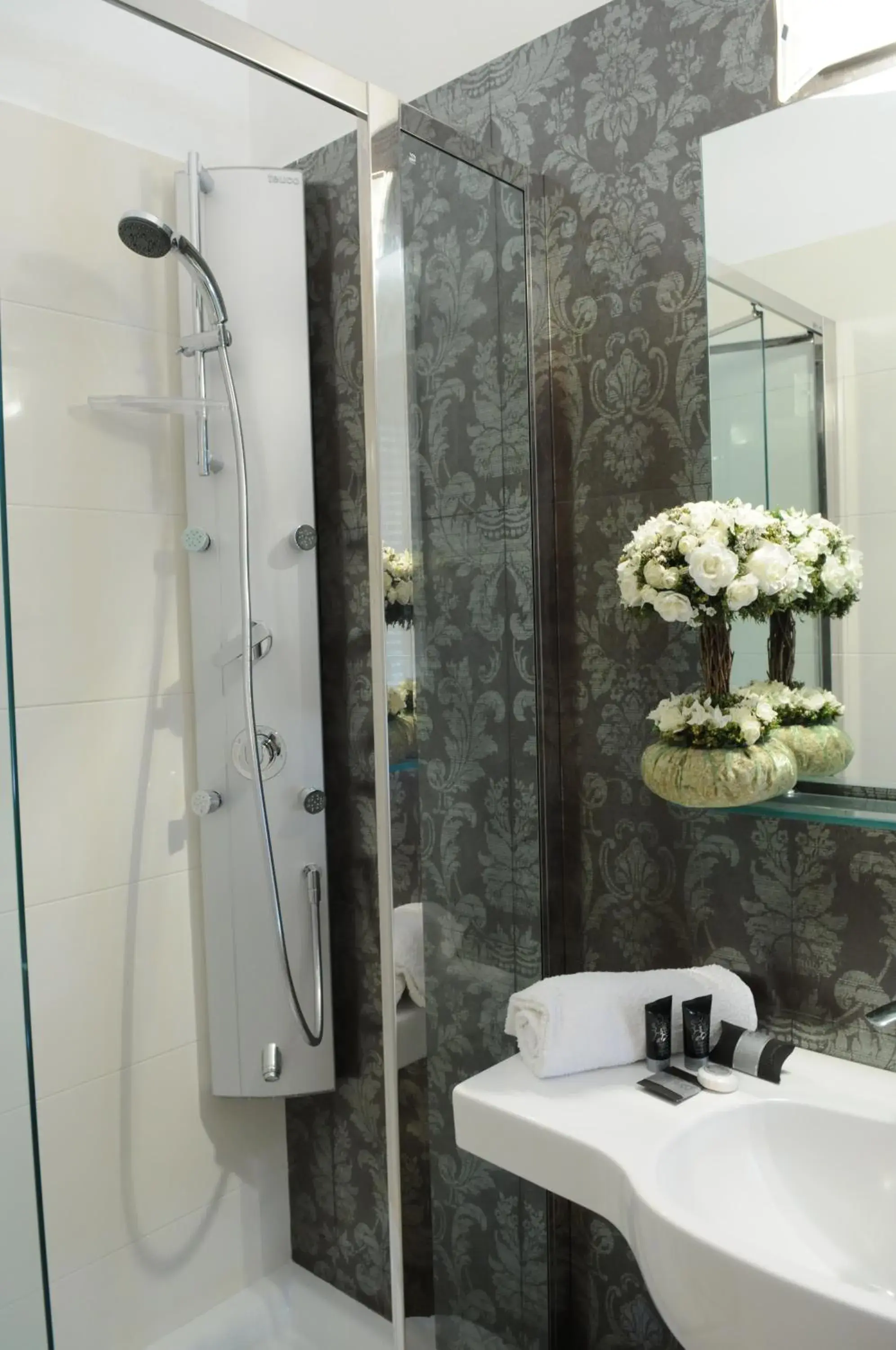 Shower, Bathroom in Hotel Villa Paola