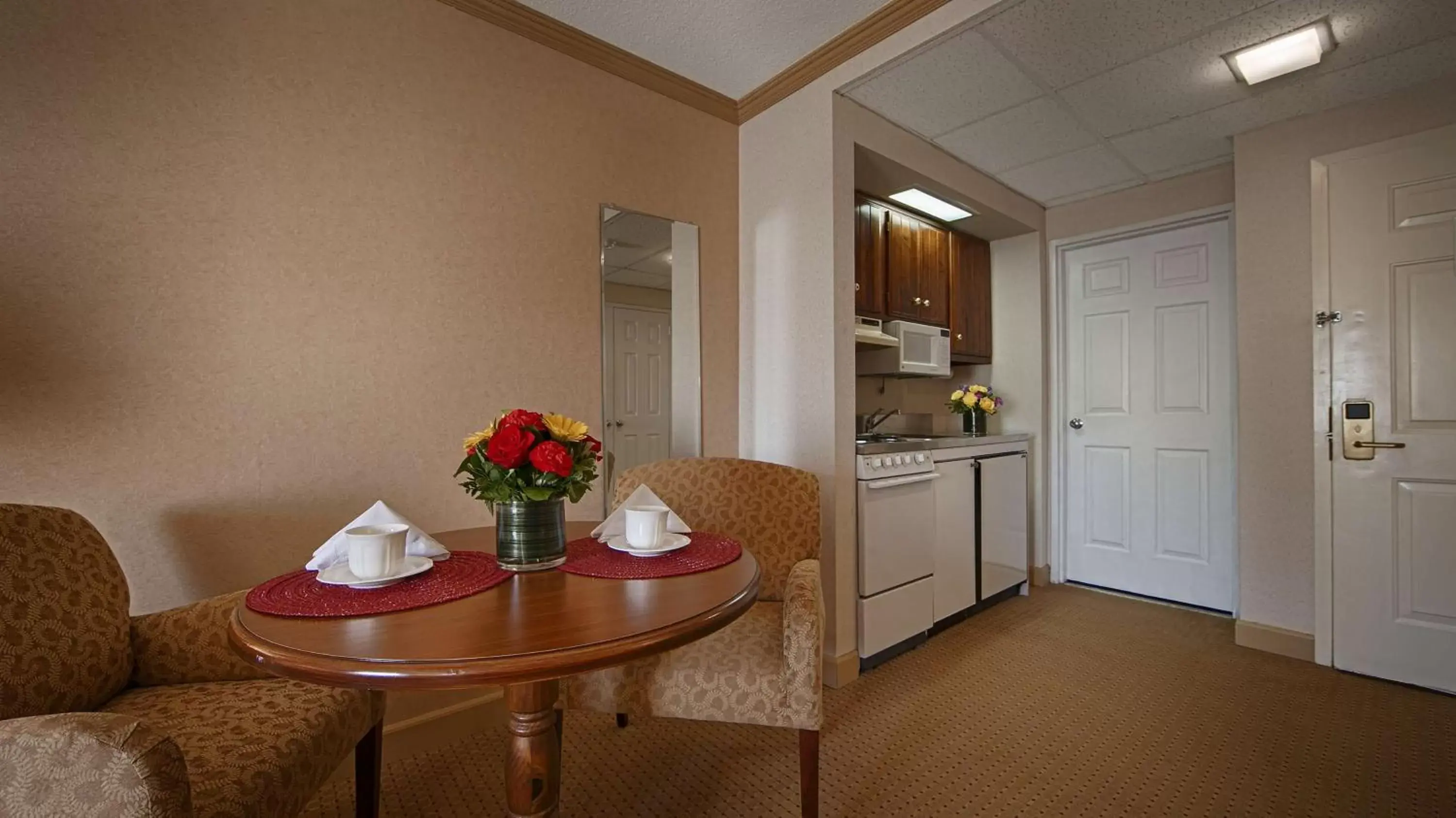 Photo of the whole room, Kitchen/Kitchenette in Best Western PLUS Morristown Inn