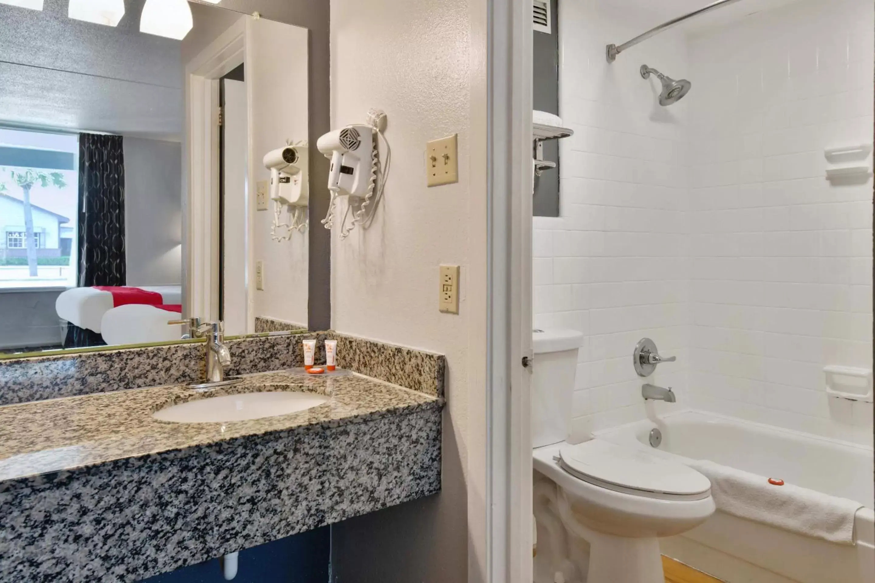 Toilet, Bathroom in OYO Hotel Twin Lake- Lake Park Valdosta area