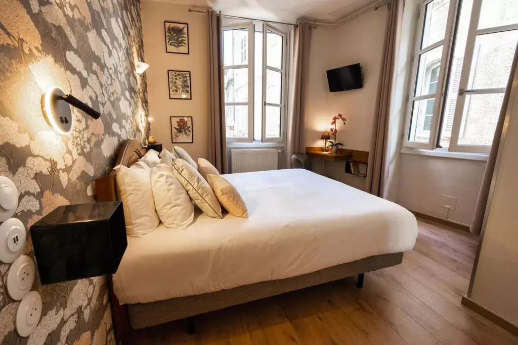 Photo of the whole room, Bed in Garlande Hôtel Avignon Centre