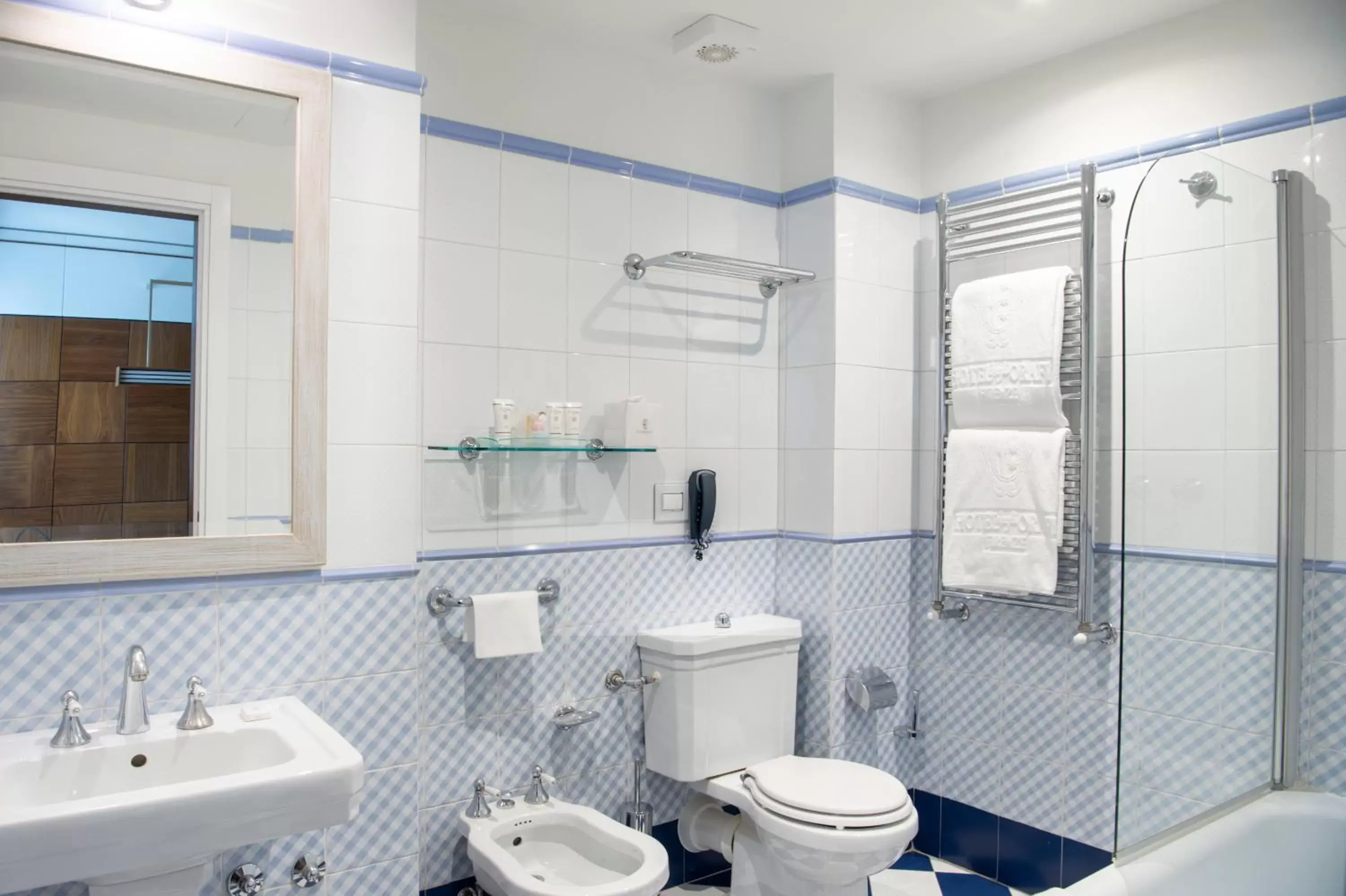 Shower, Bathroom in Hotel degli Orafi