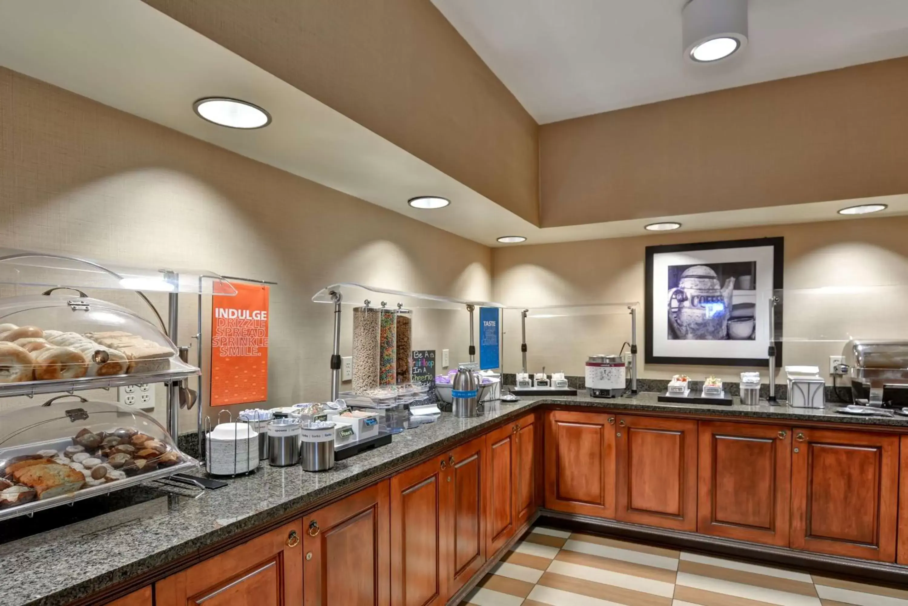 Kitchen or kitchenette, Restaurant/Places to Eat in Hampton Inn Jacksonville - I-95 Central