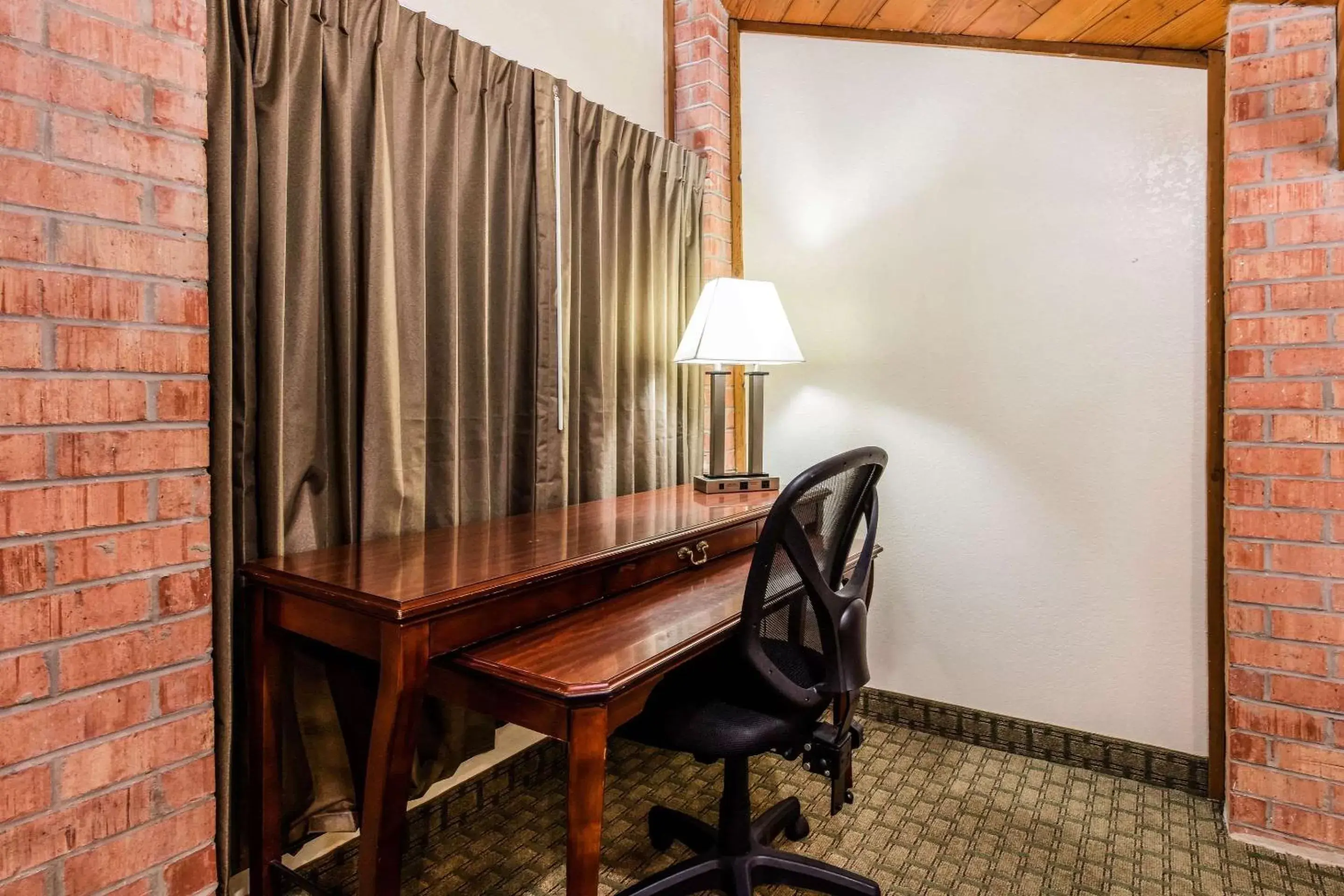 Bedroom, Dining Area in Quality Inn Batesville