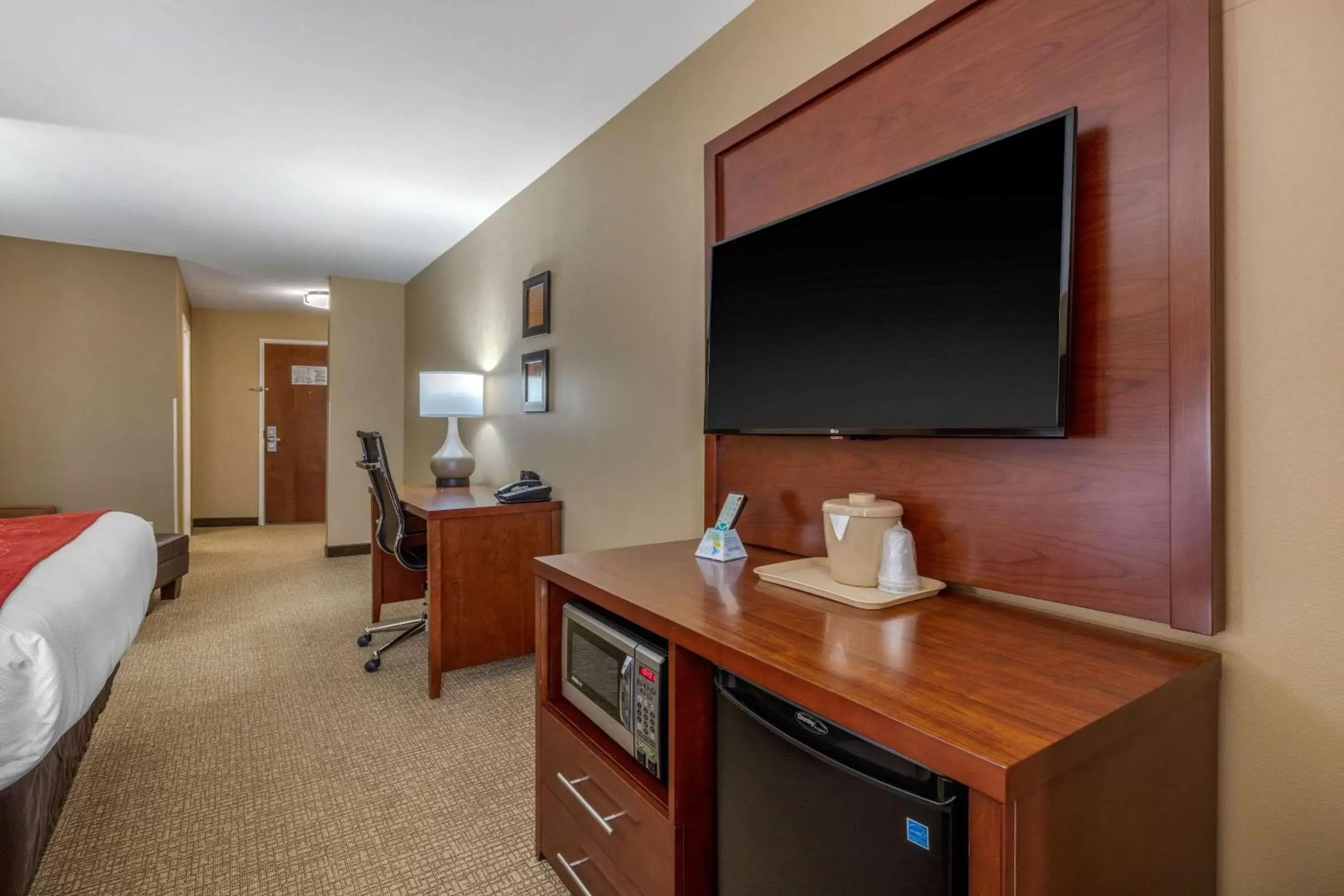 Photo of the whole room, TV/Entertainment Center in Comfort Suites Pelham Hoover I-65