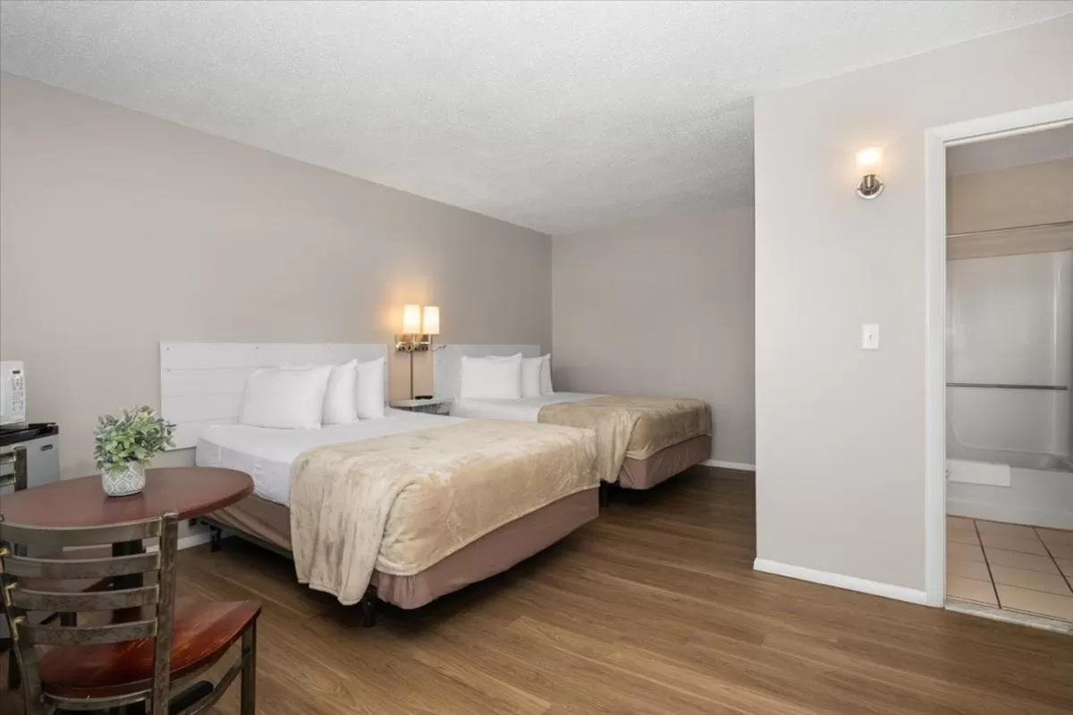 Bed in Beach Bum West-O Motel