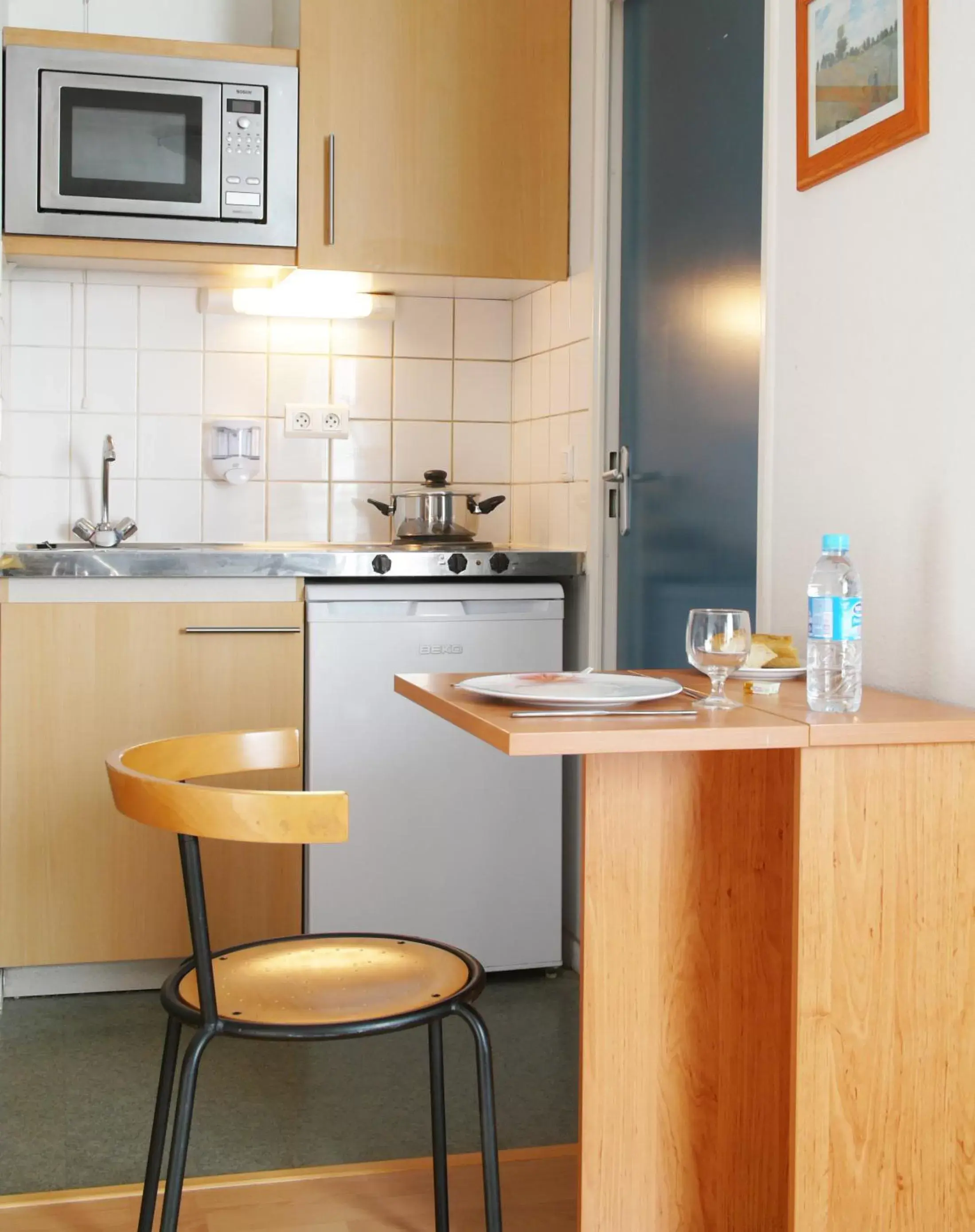 Kitchen or kitchenette, Kitchen/Kitchenette in Séjours & Affaires Rouen Normandie