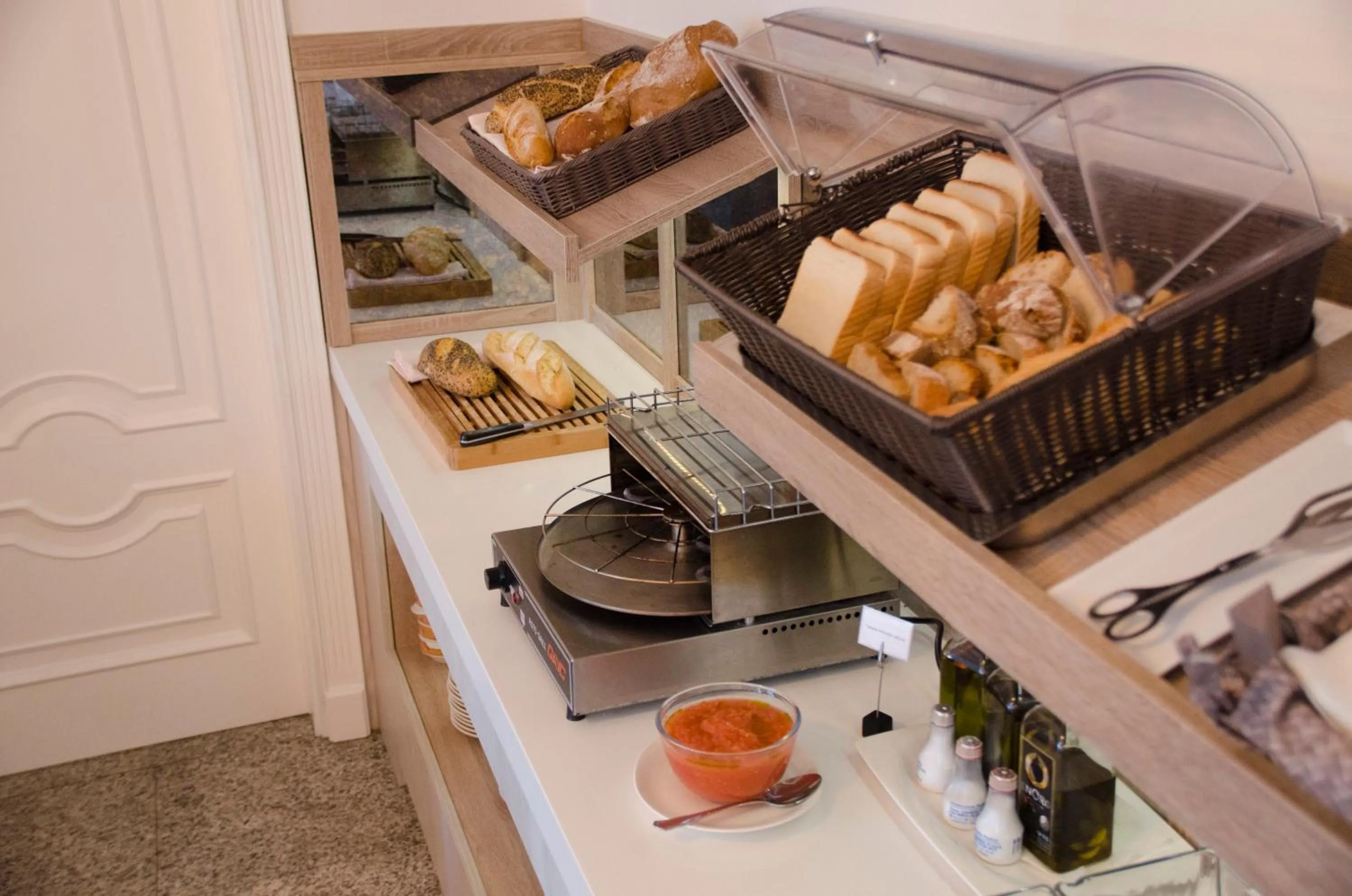 Buffet breakfast in Hotel Complejo París