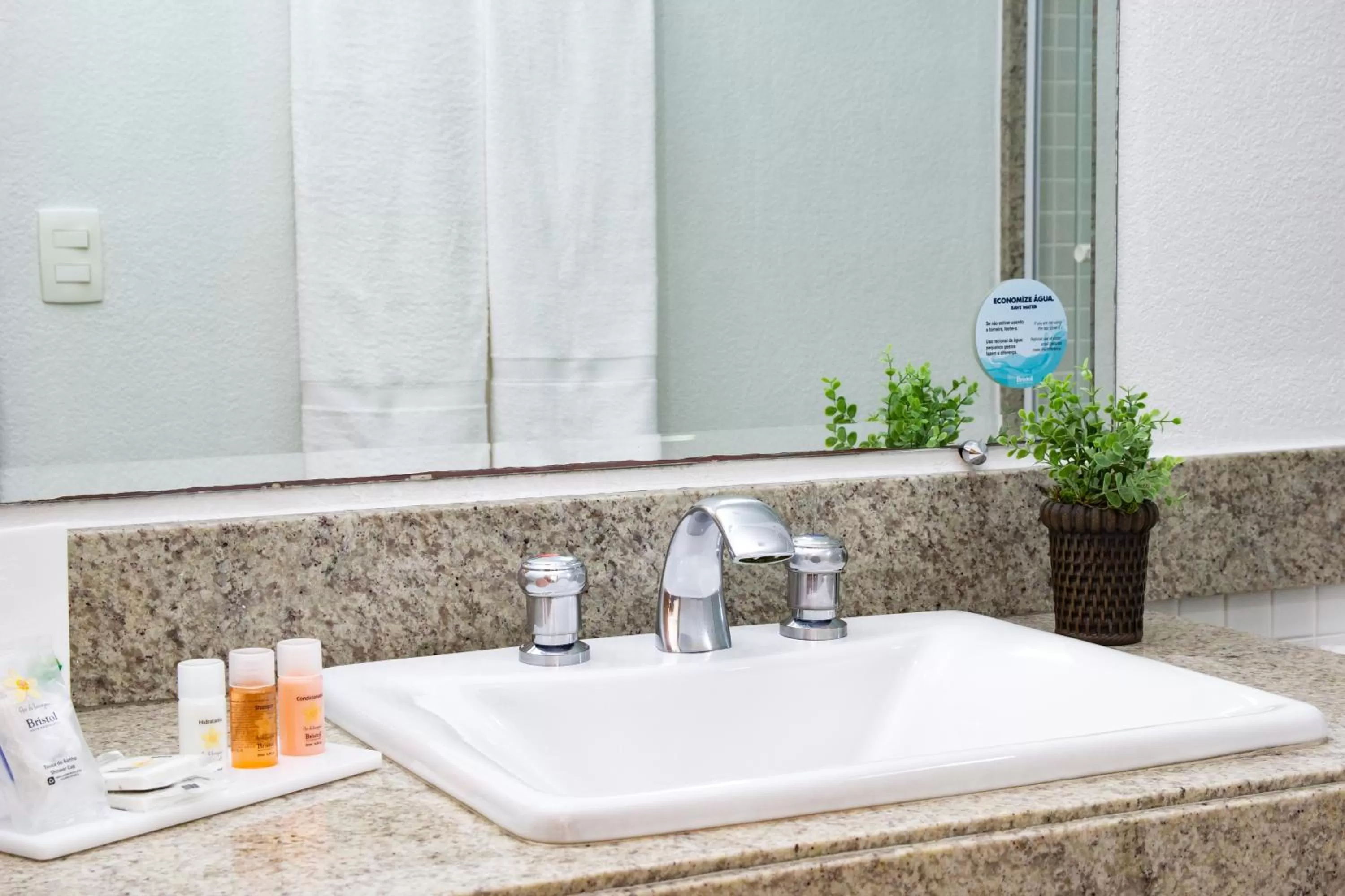 Bathroom in Bristol Brasil 500 Curitiba Batel