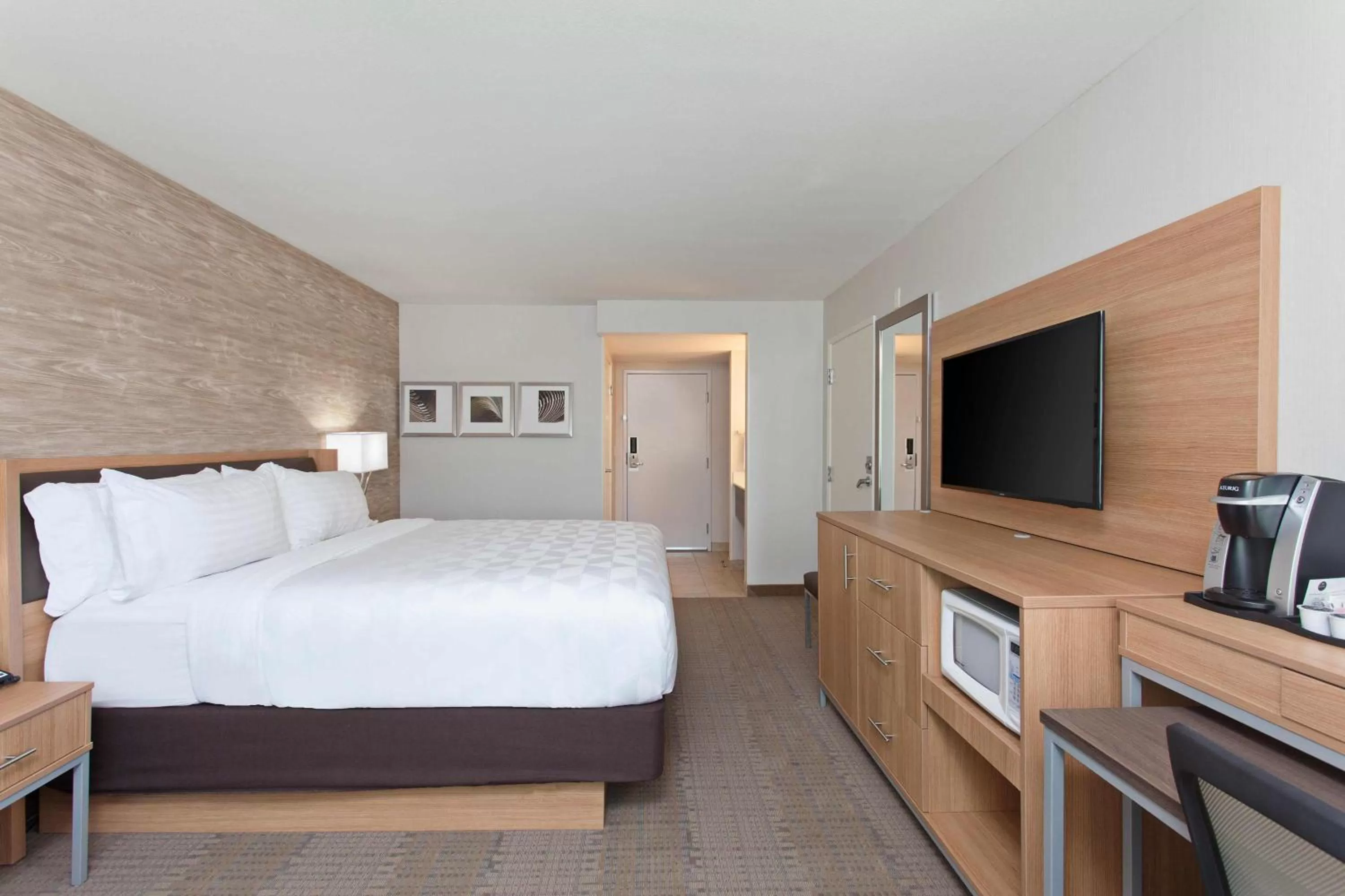 Bed in Holiday Inn Palmdale-Lancaster by IHG