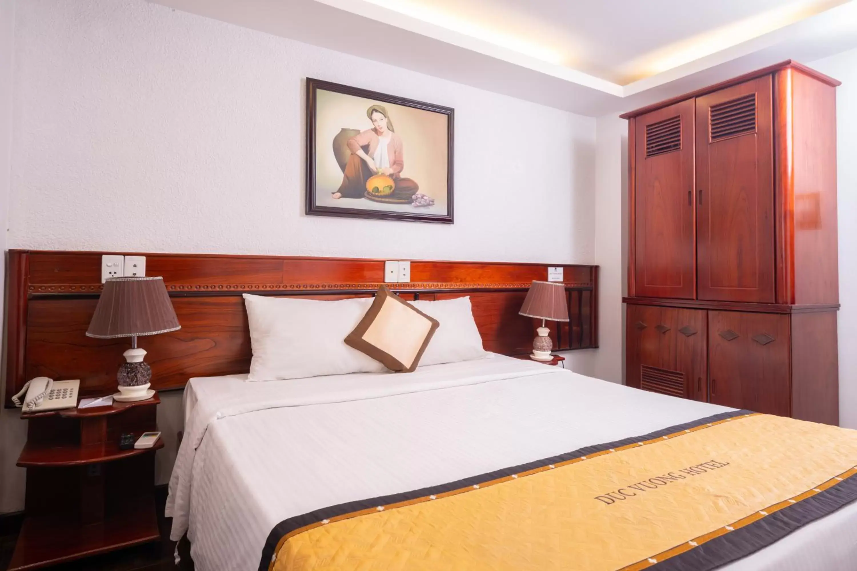 Bed in Duc Vuong Saigon Hotel - Bui Vien