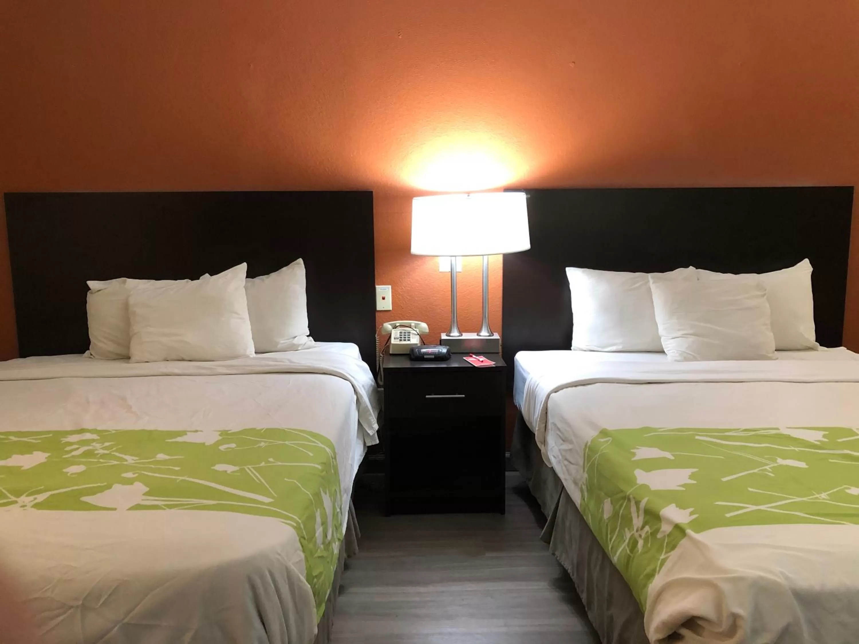 Bed in Econo Lodge Dothan West