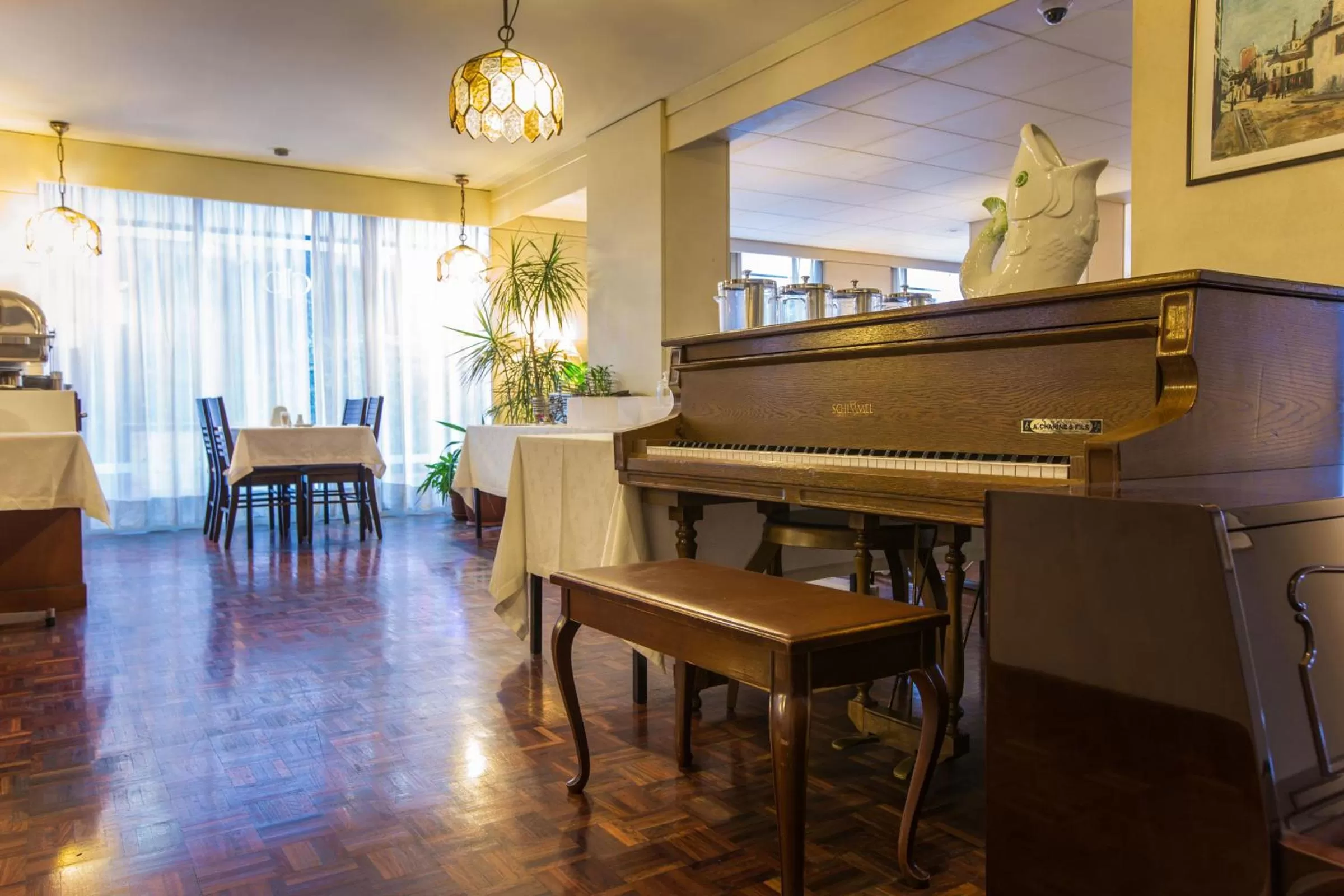 Restaurant/places to eat in Hotel Cavalier