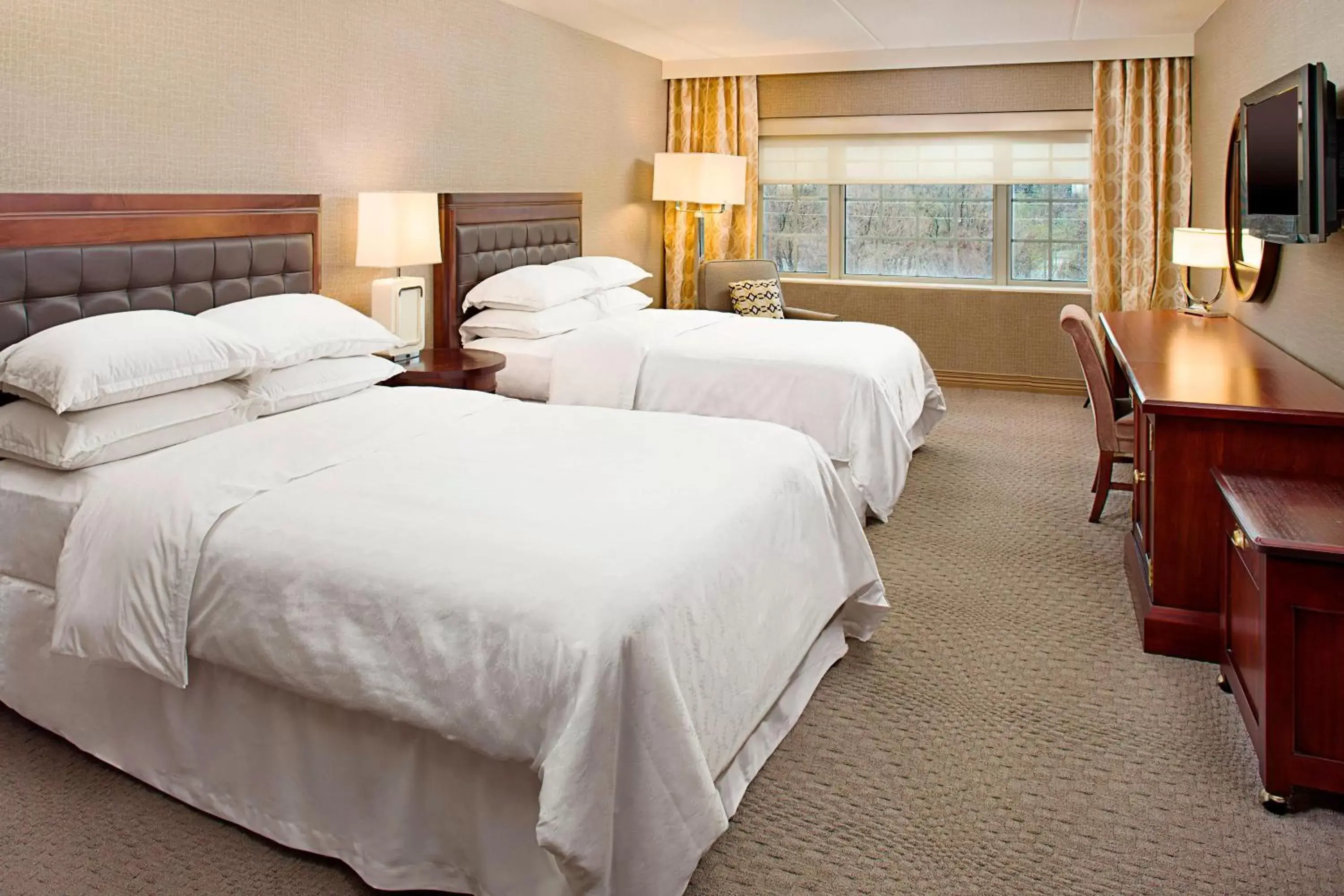 Photo of the whole room, Bed in Sheraton Rockville