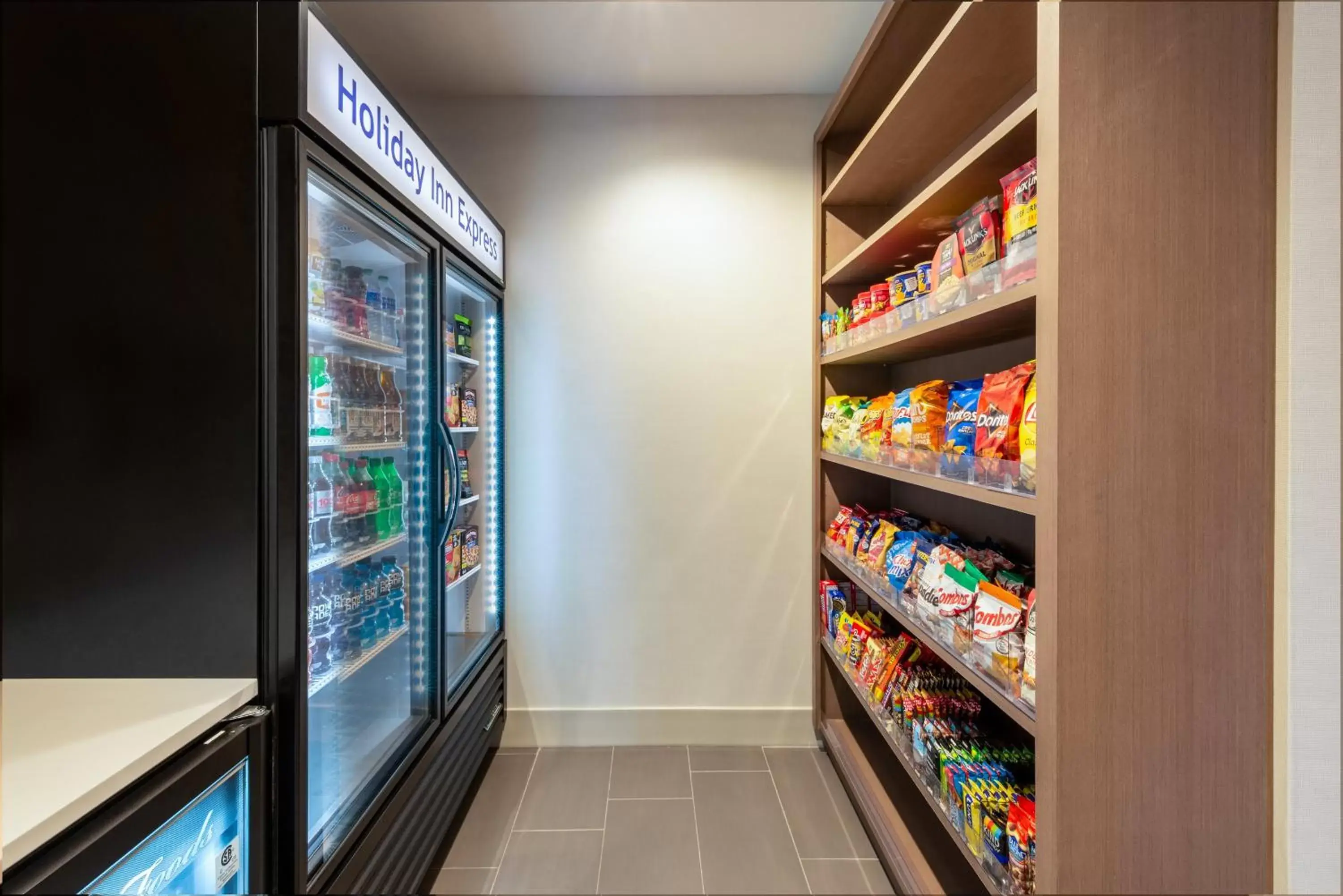 Lobby or reception, Supermarket/Shops in Holiday Inn Express State College at Williamsburg Square, an IHG Hotel