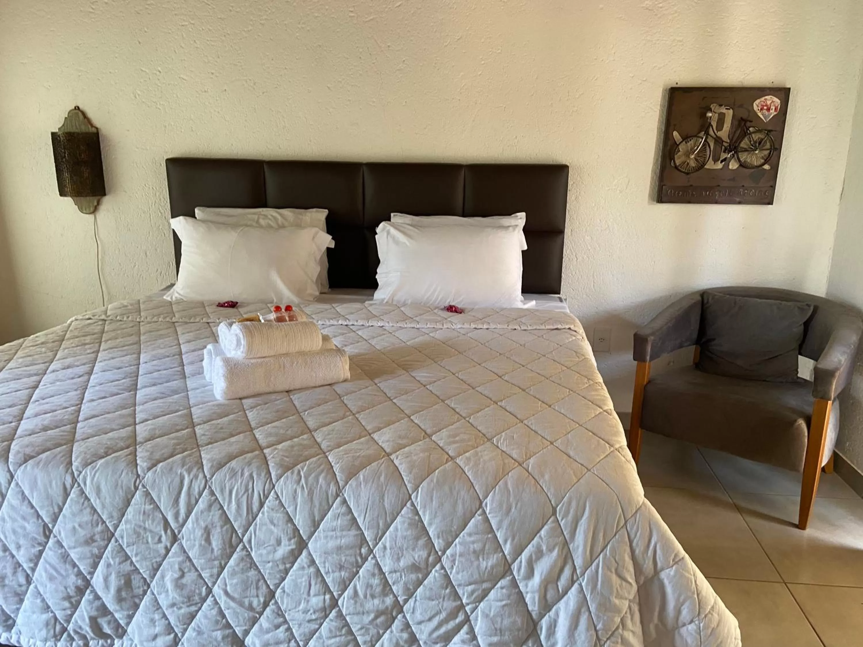 Bed in A Mi Manera Pousada , cerveja própria e Bistrô !