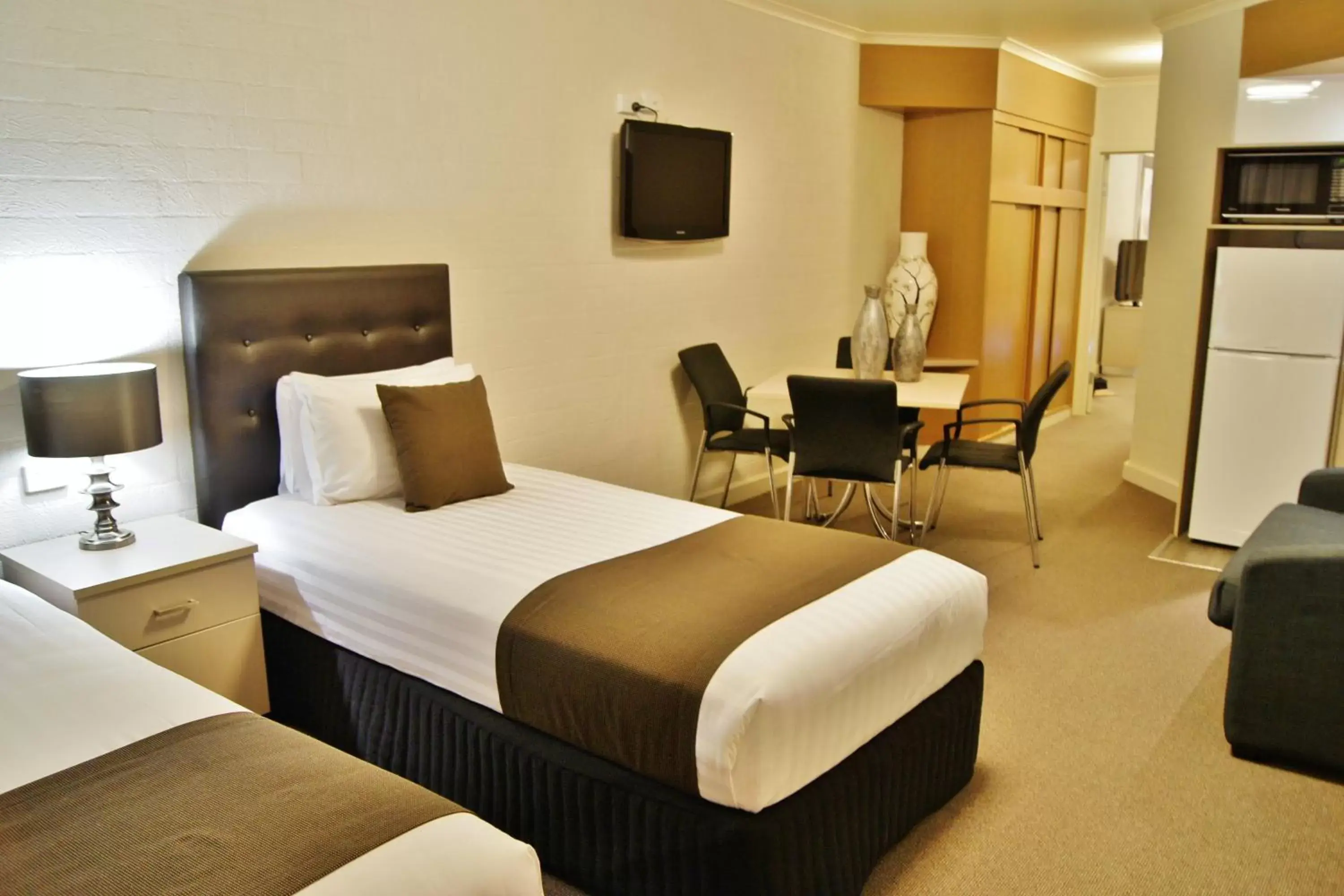Bed in Mantra Pavilion Hotel Wagga