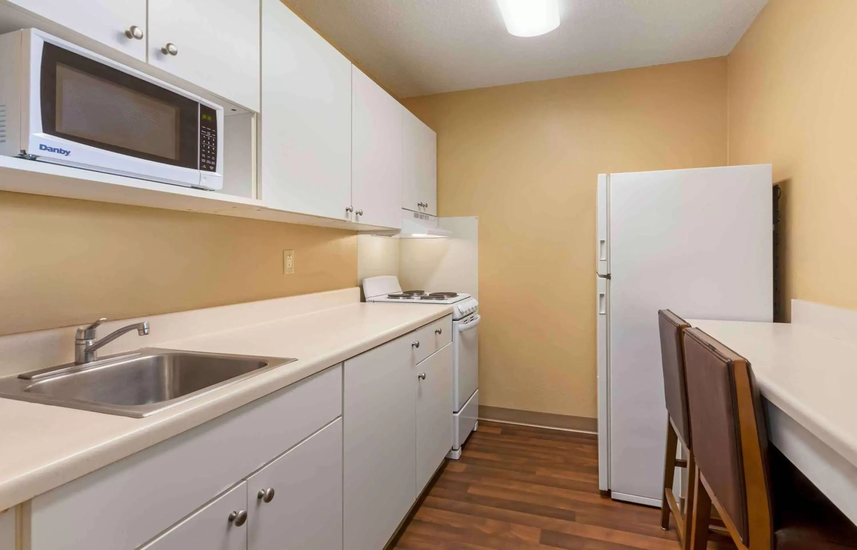 Bedroom, Kitchen/Kitchenette in Extended Stay America Suites - Madison - Old Sauk Rd