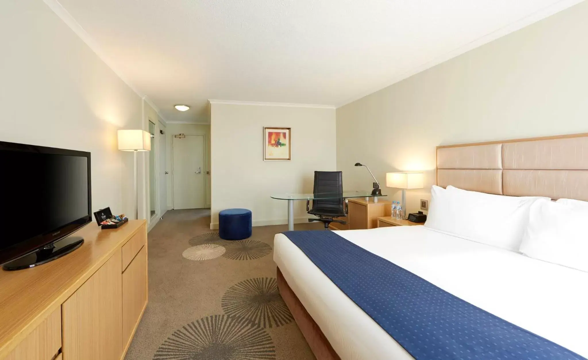 Photo of the whole room, Bed in Holiday Inn Parramatta, an IHG Hotel