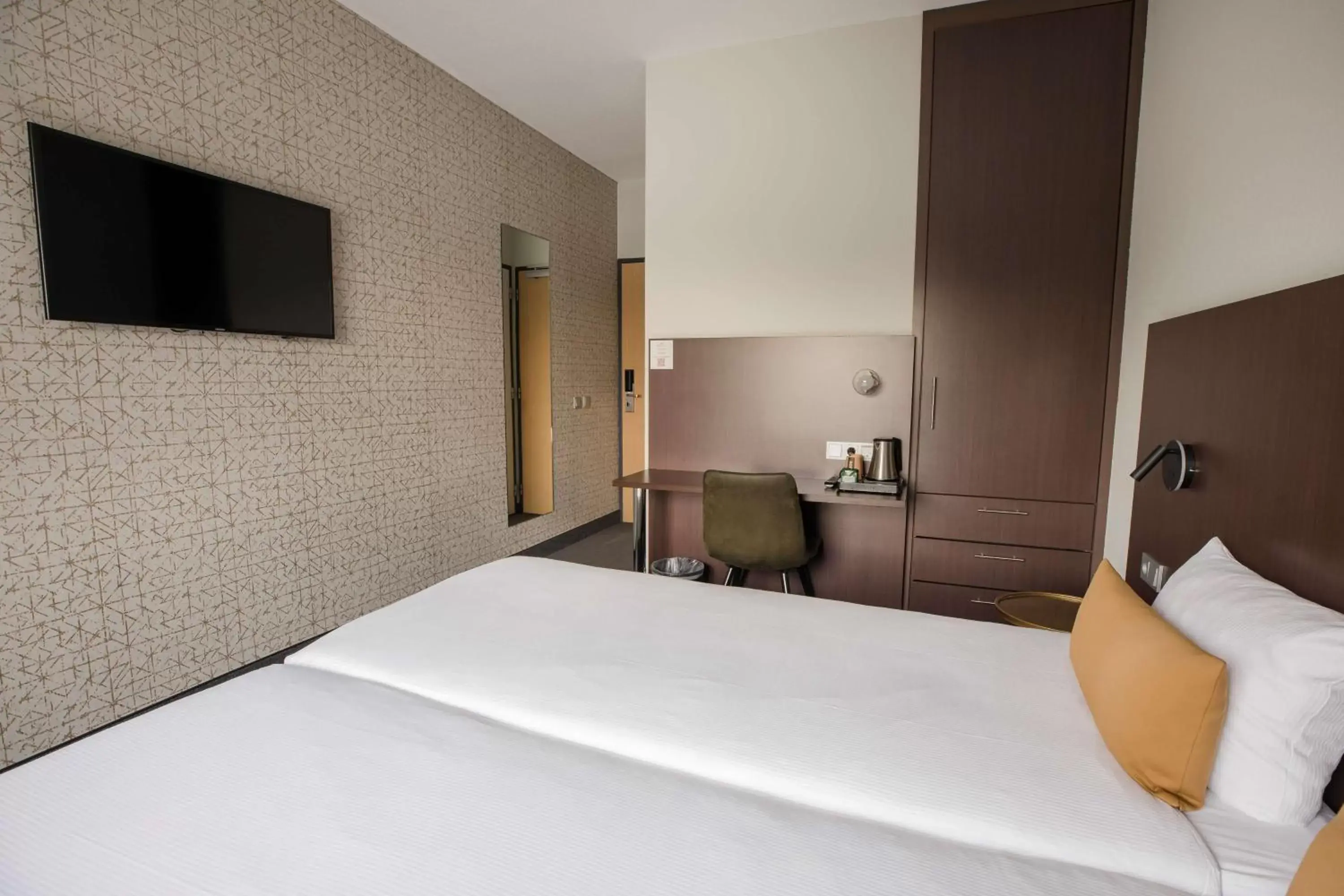 Bedroom, Bed in Flonk Hotel Groningen Zuid, BW Signature Collection Bedroom, Bed in Flonk Hotel Groningen Zuid, BW Signature Collection