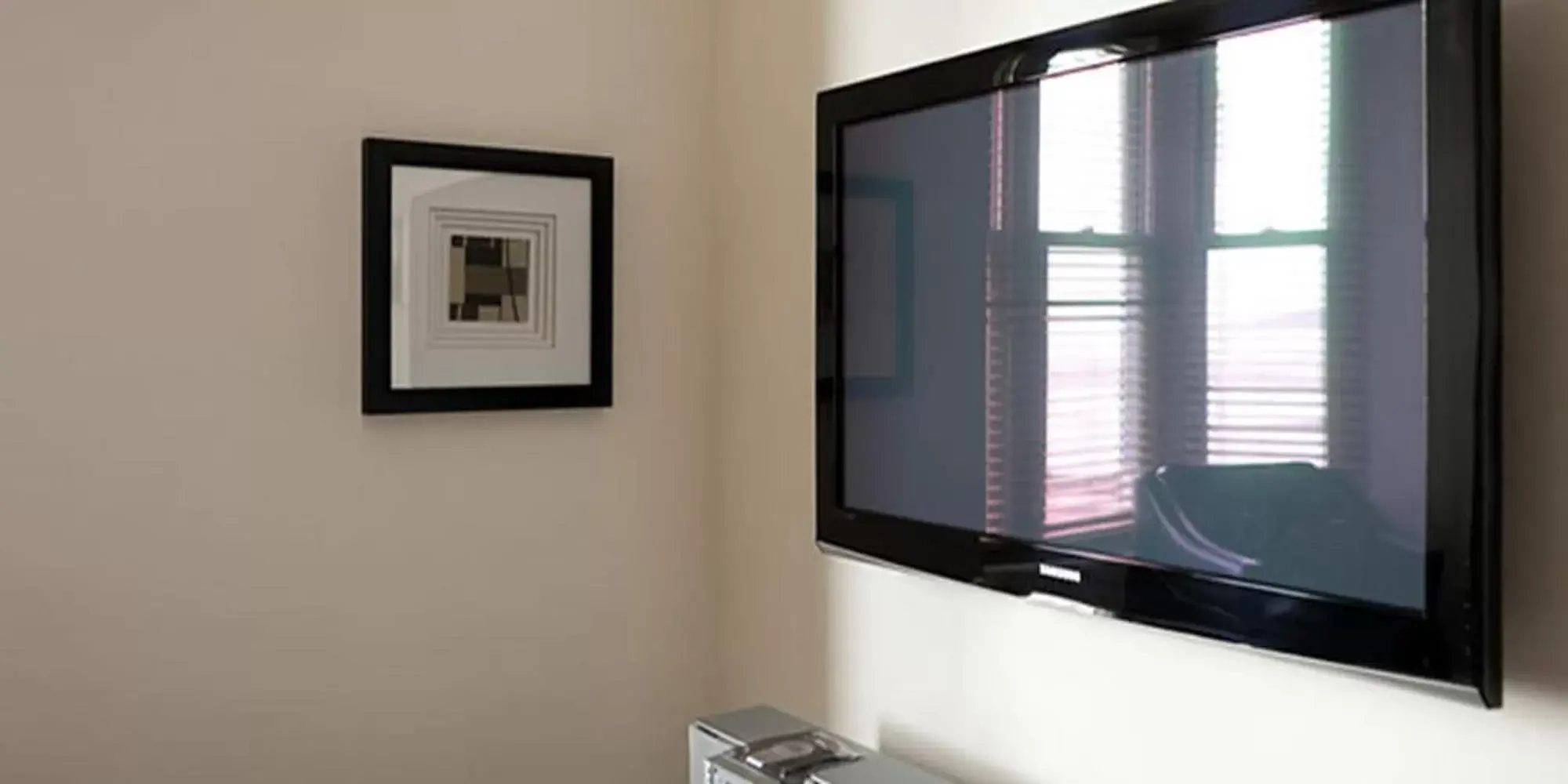 TV and multimedia, TV/Entertainment Center in Victoria Mansions Hotel Apartments