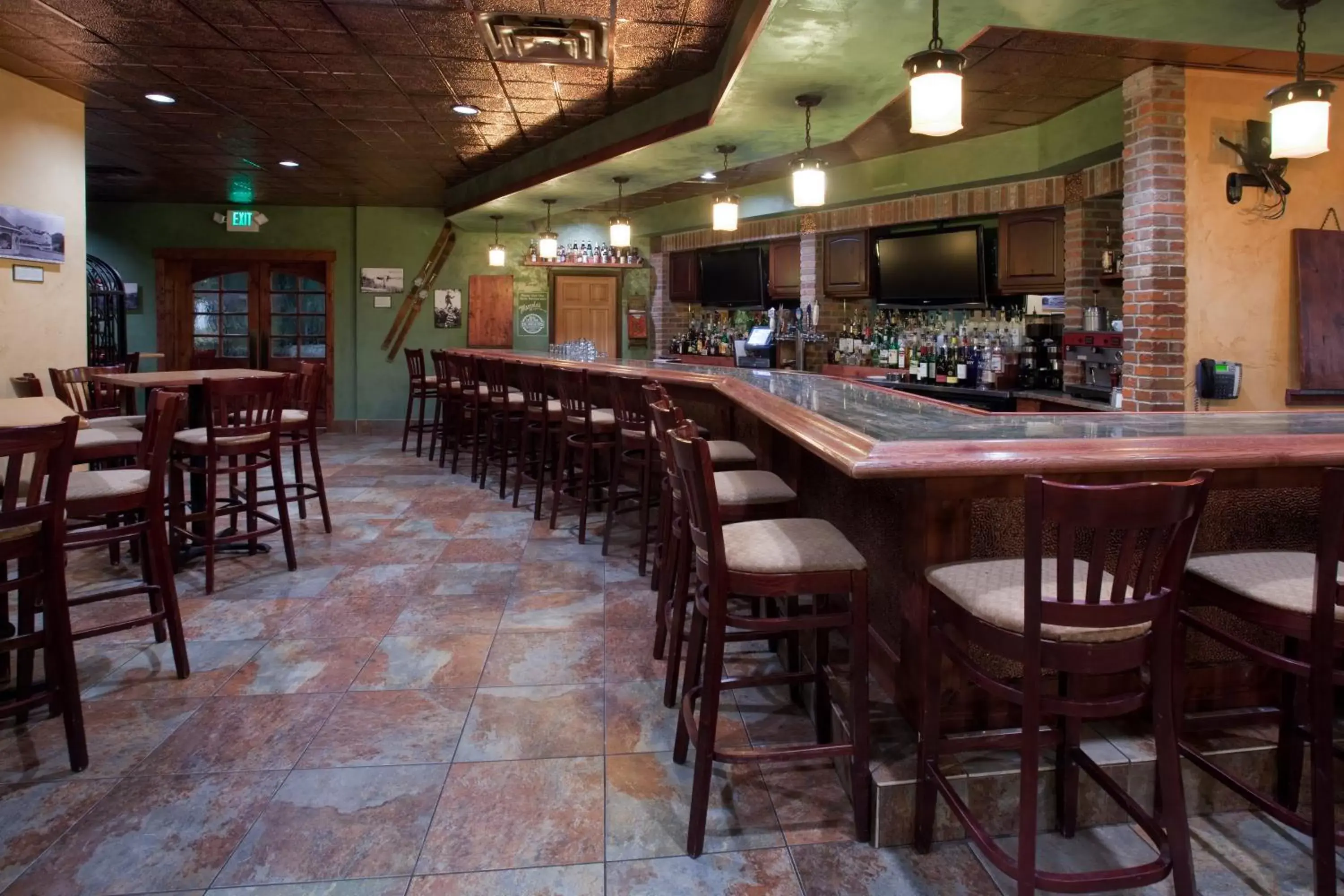 Lounge or bar, Lounge/Bar in Holiday Inn Steamboat Springs, an IHG Hotel
