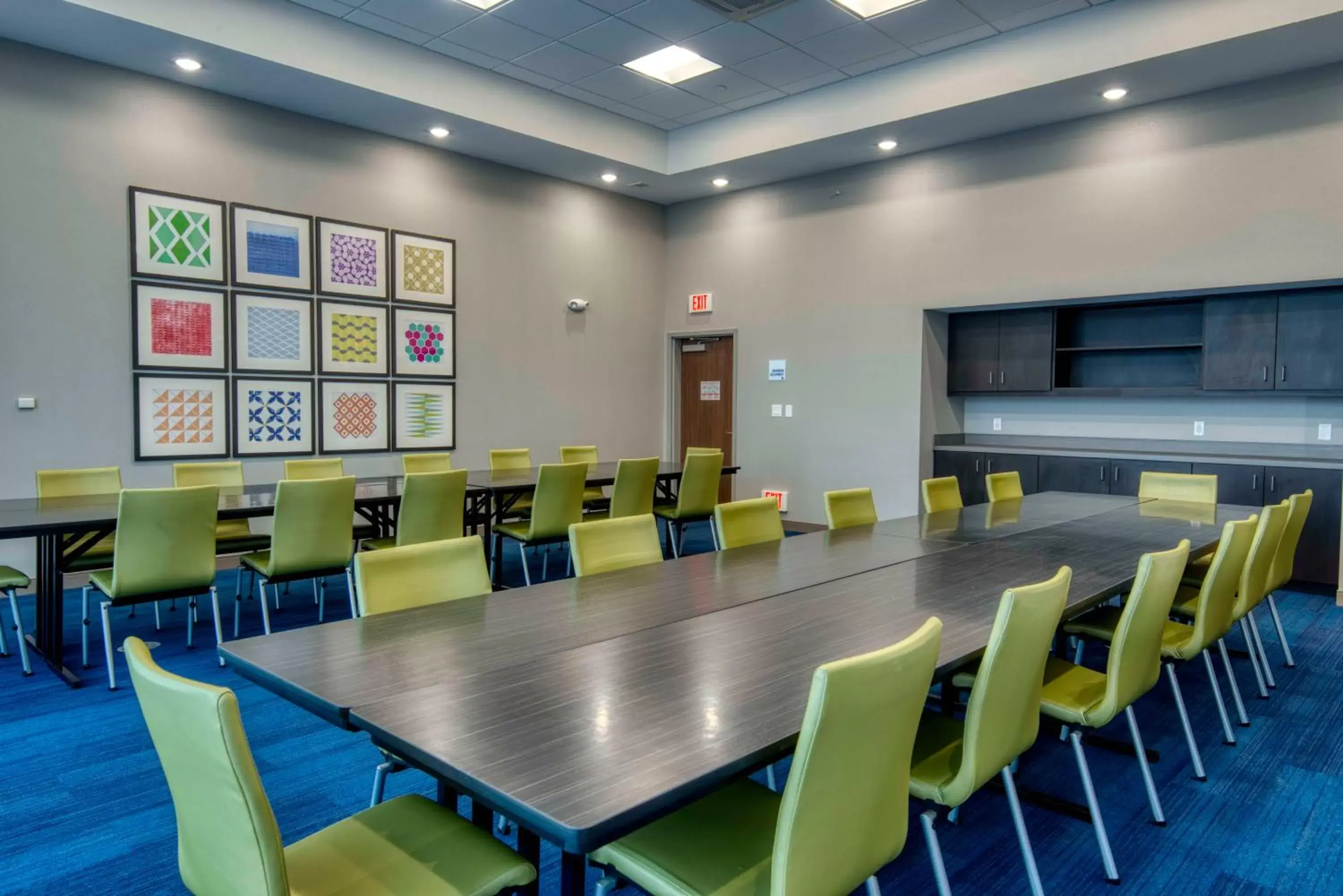 Meeting/conference room in Holiday Inn Express & Suites - Omaha Downtown - Airport, an IHG Hotel