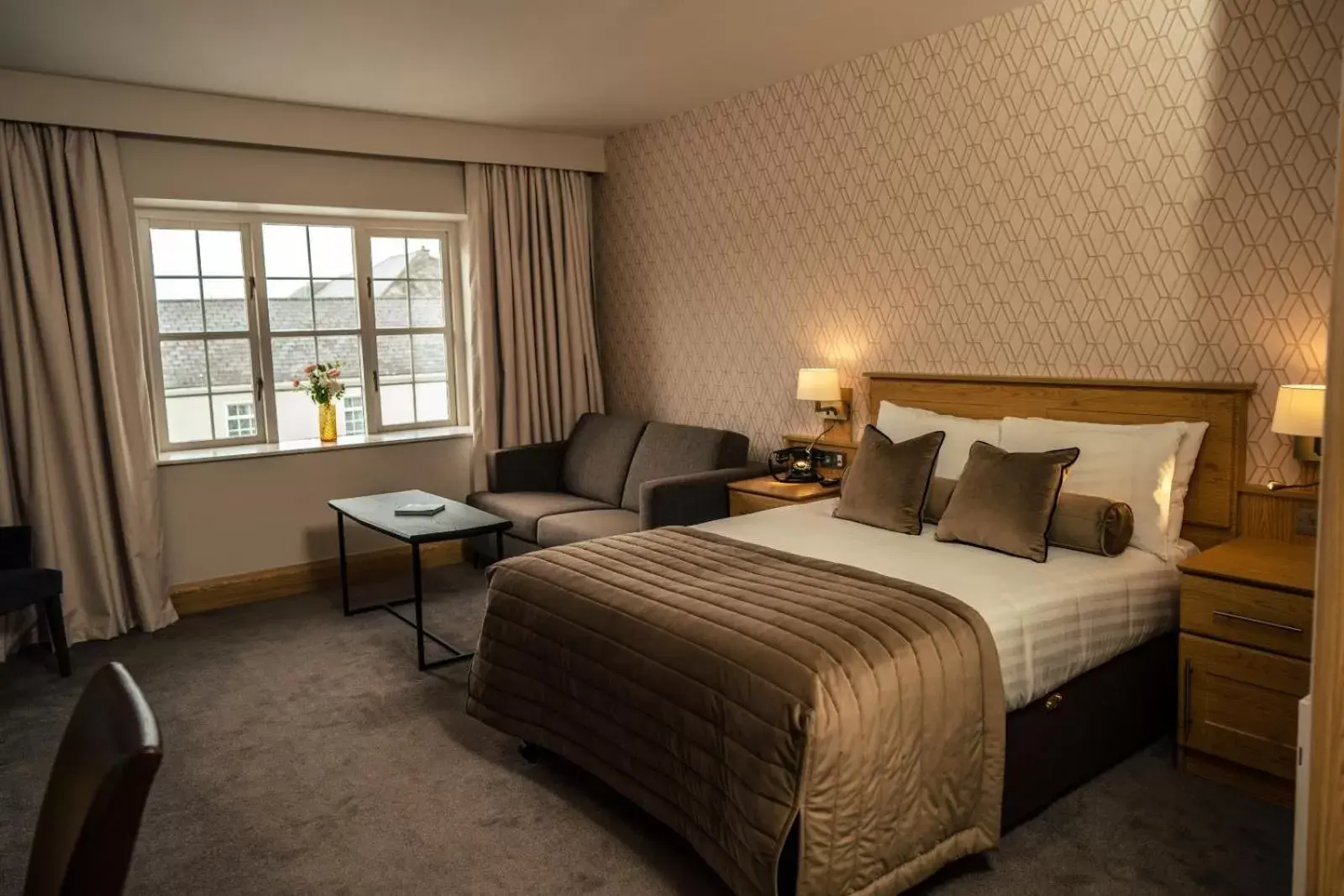 Bedroom, Bed in County Arms Hotel Birr