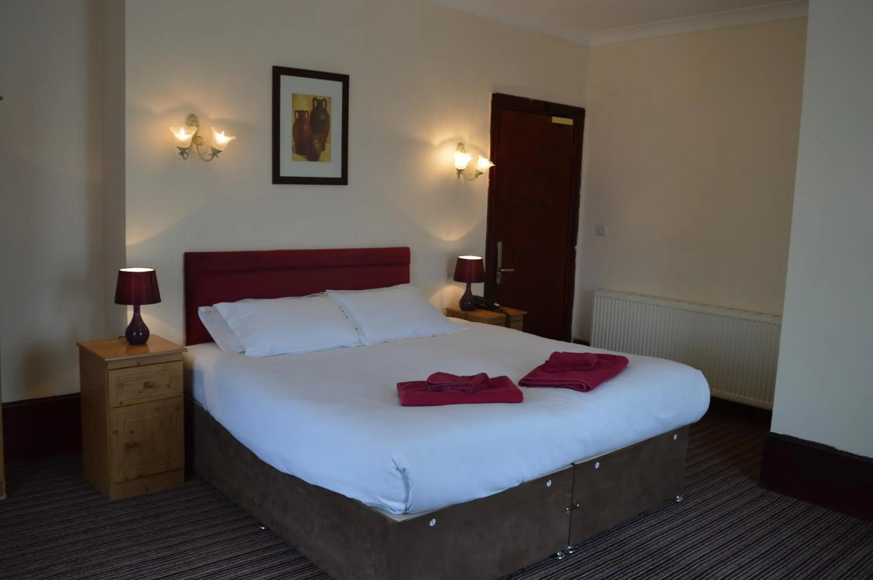 Bedroom, Bed in Globe Hotel
