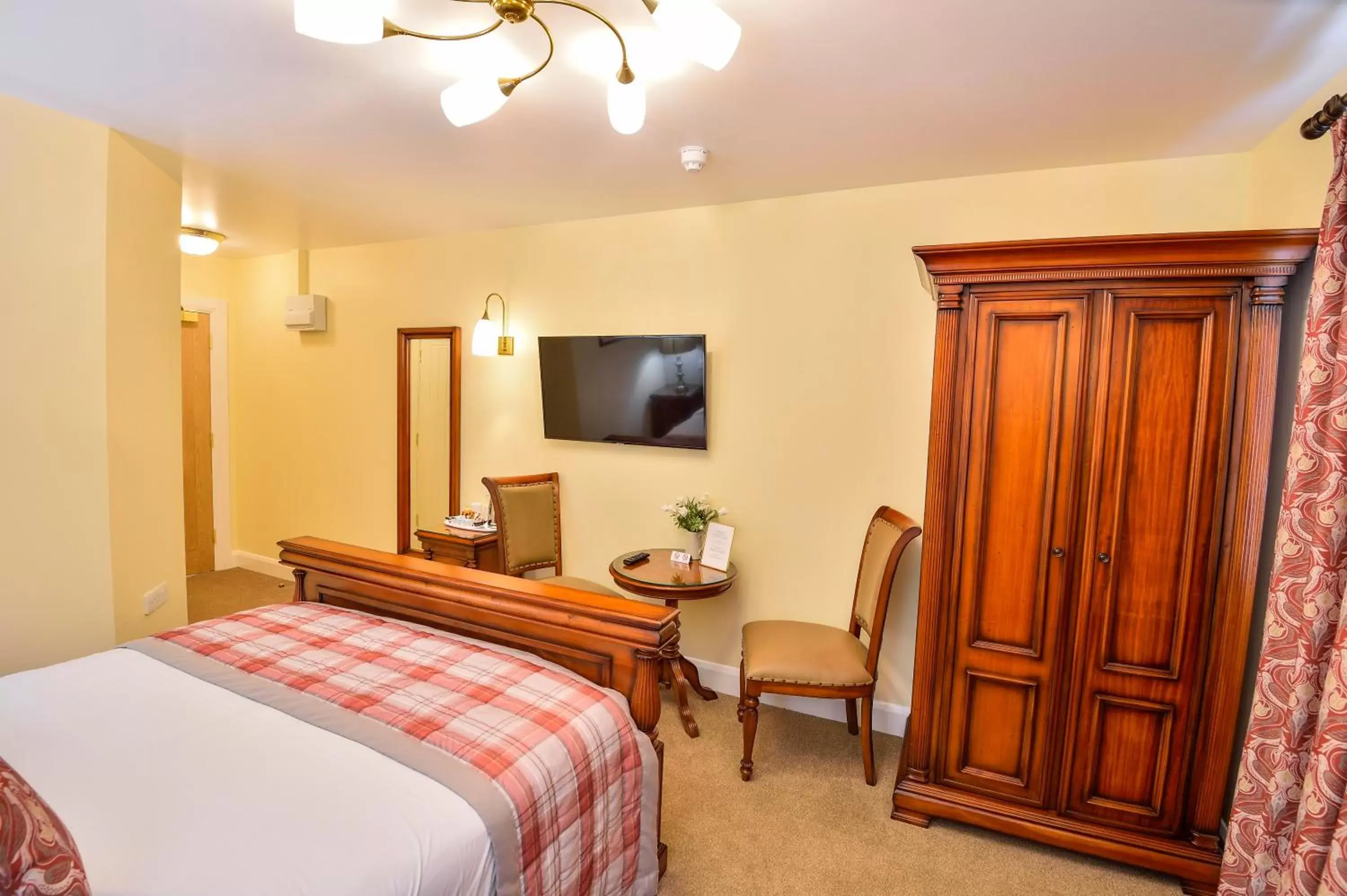 Bedroom, TV/Entertainment Center in The Coach and Horses