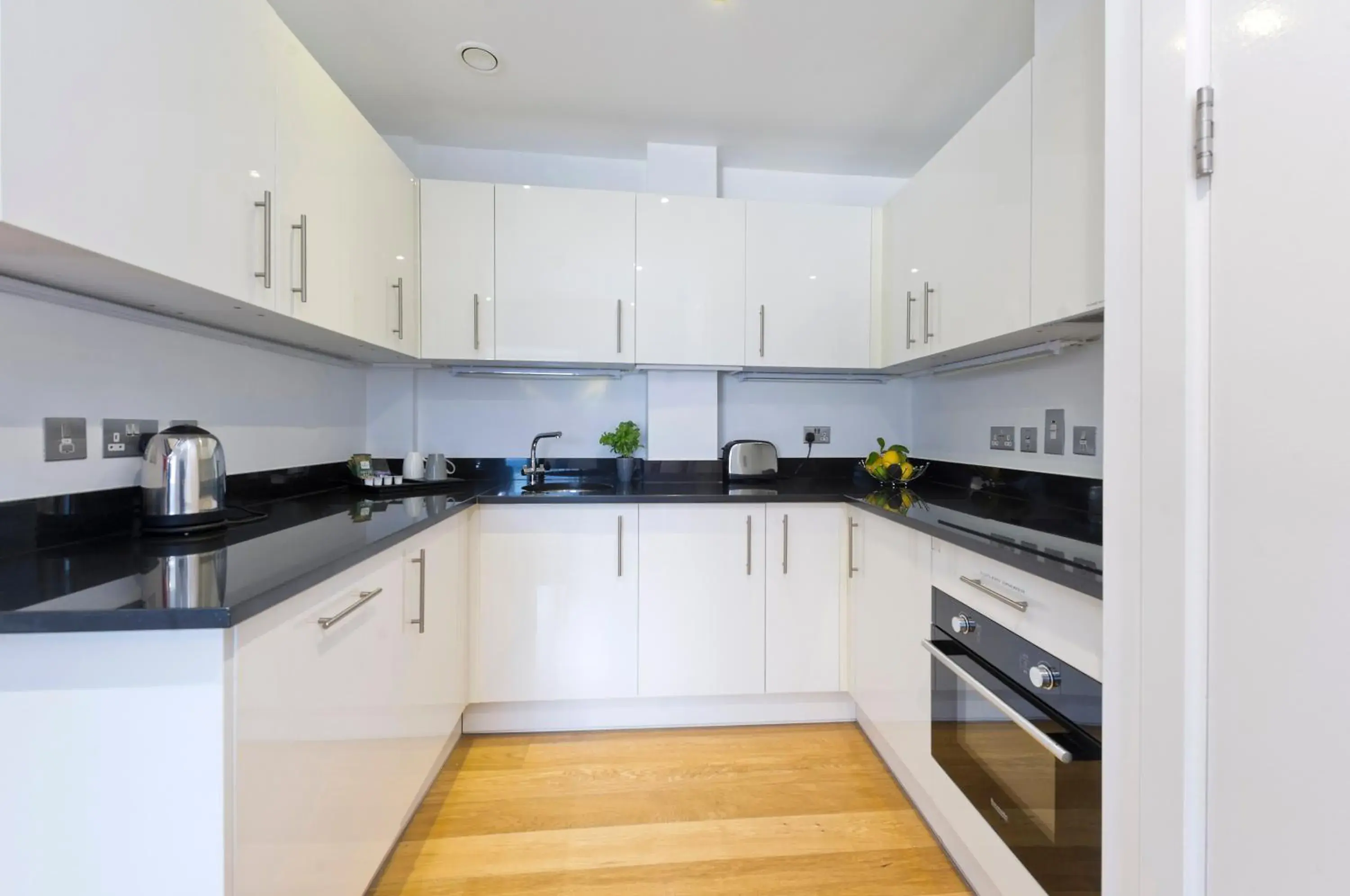 Kitchen or kitchenette, Kitchen/Kitchenette in Red Lion Court by City2Stay