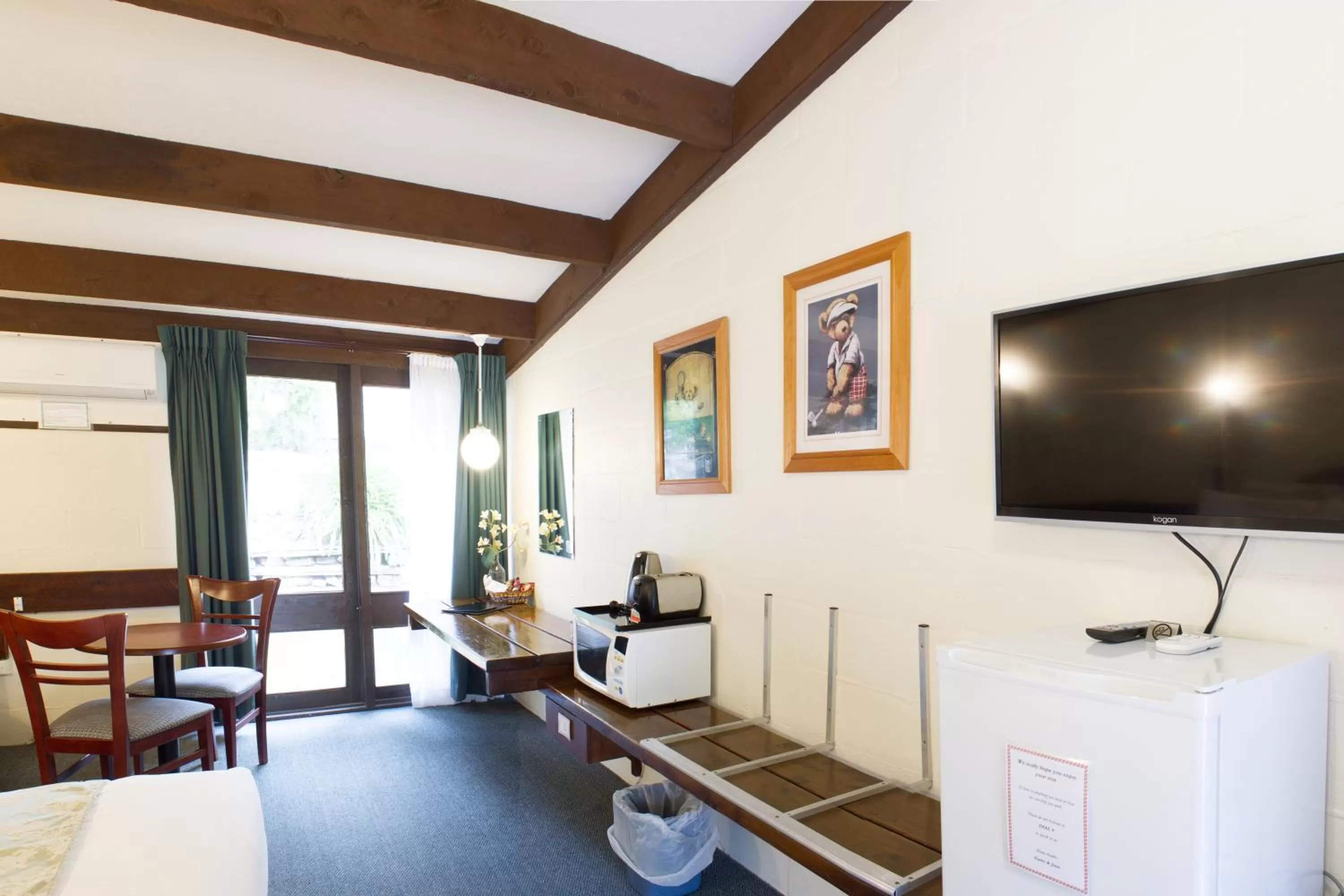 Bed in Blackheath Motor Inn