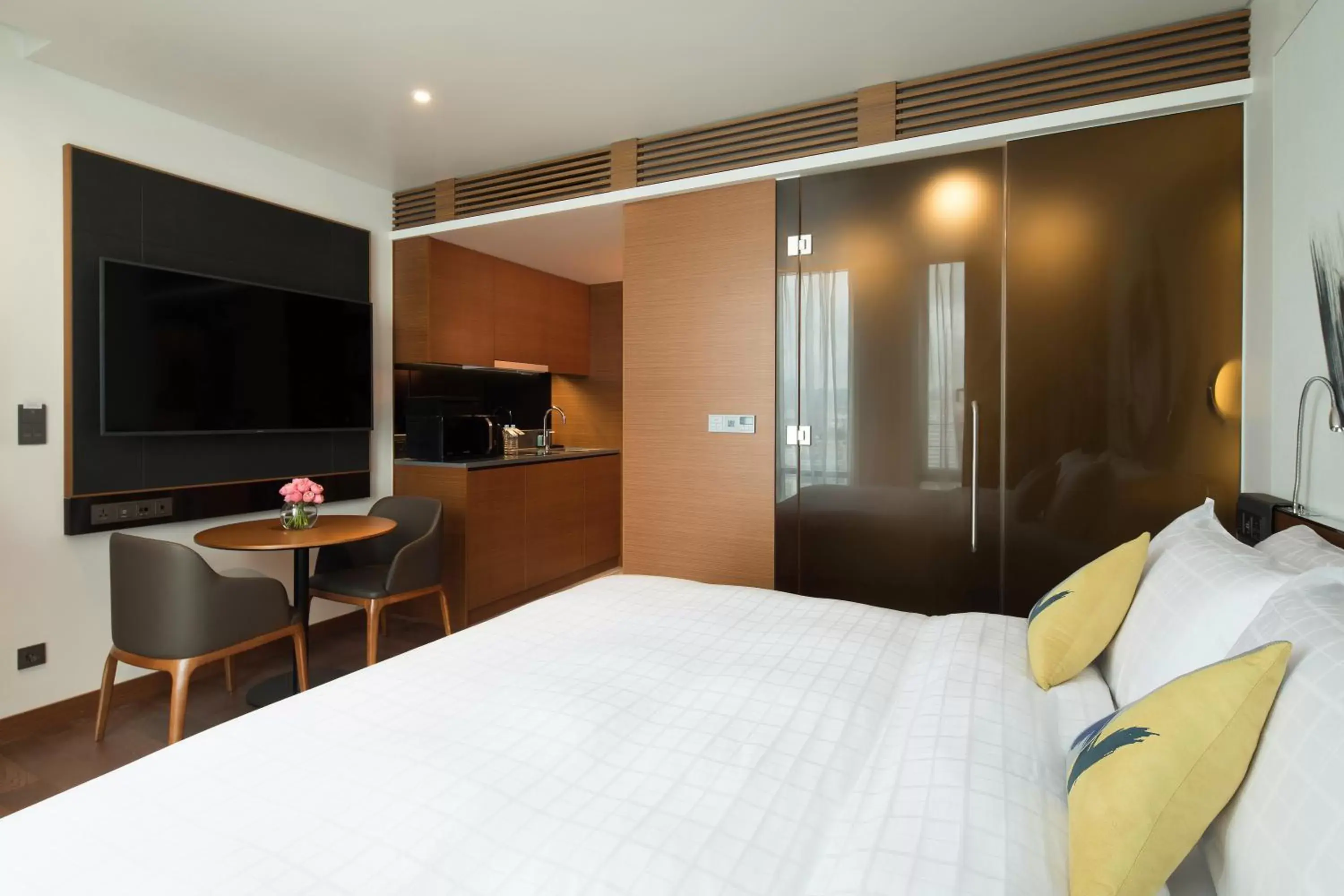 Kitchen or kitchenette, Bed in Novotel Ambassador Seoul Dongdaemun Hotels & Residences