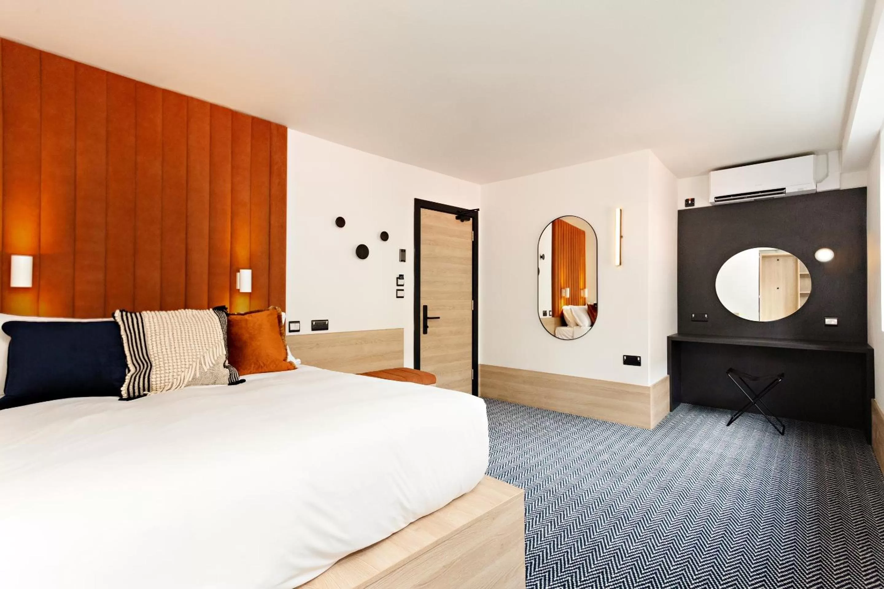 Bed in The Snug Townhouse