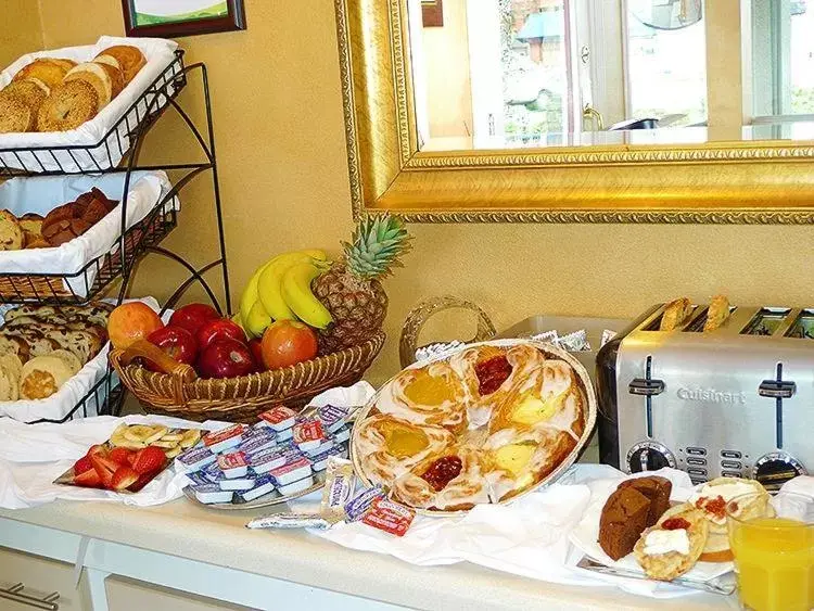 Continental breakfast in Campus Inn & Suites Eugene Downtown Continental breakfast in Campus Inn & Suites Eugene Downtown