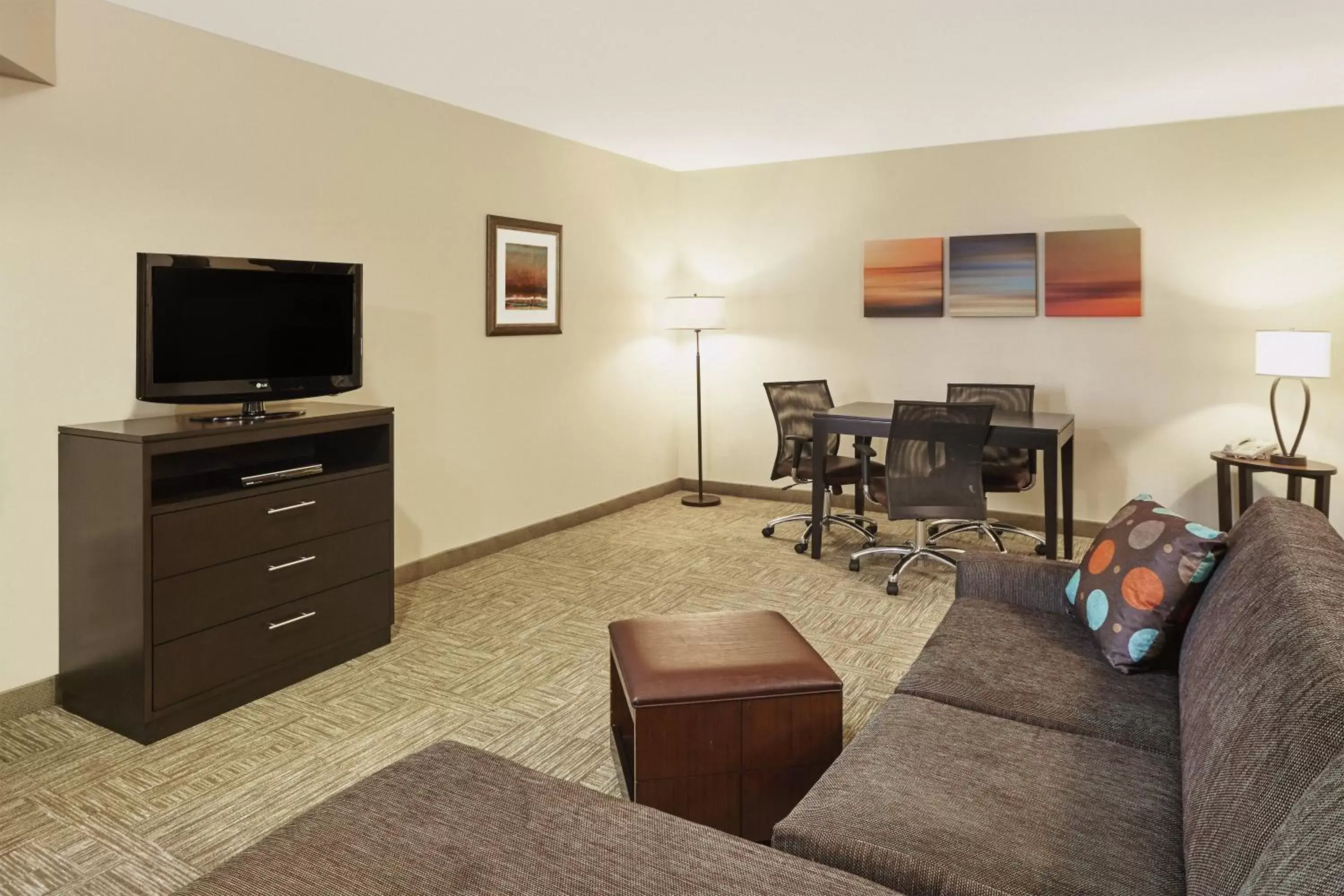 Photo of the whole room, Seating Area in Staybridge Suites Glenview, an IHG Hotel