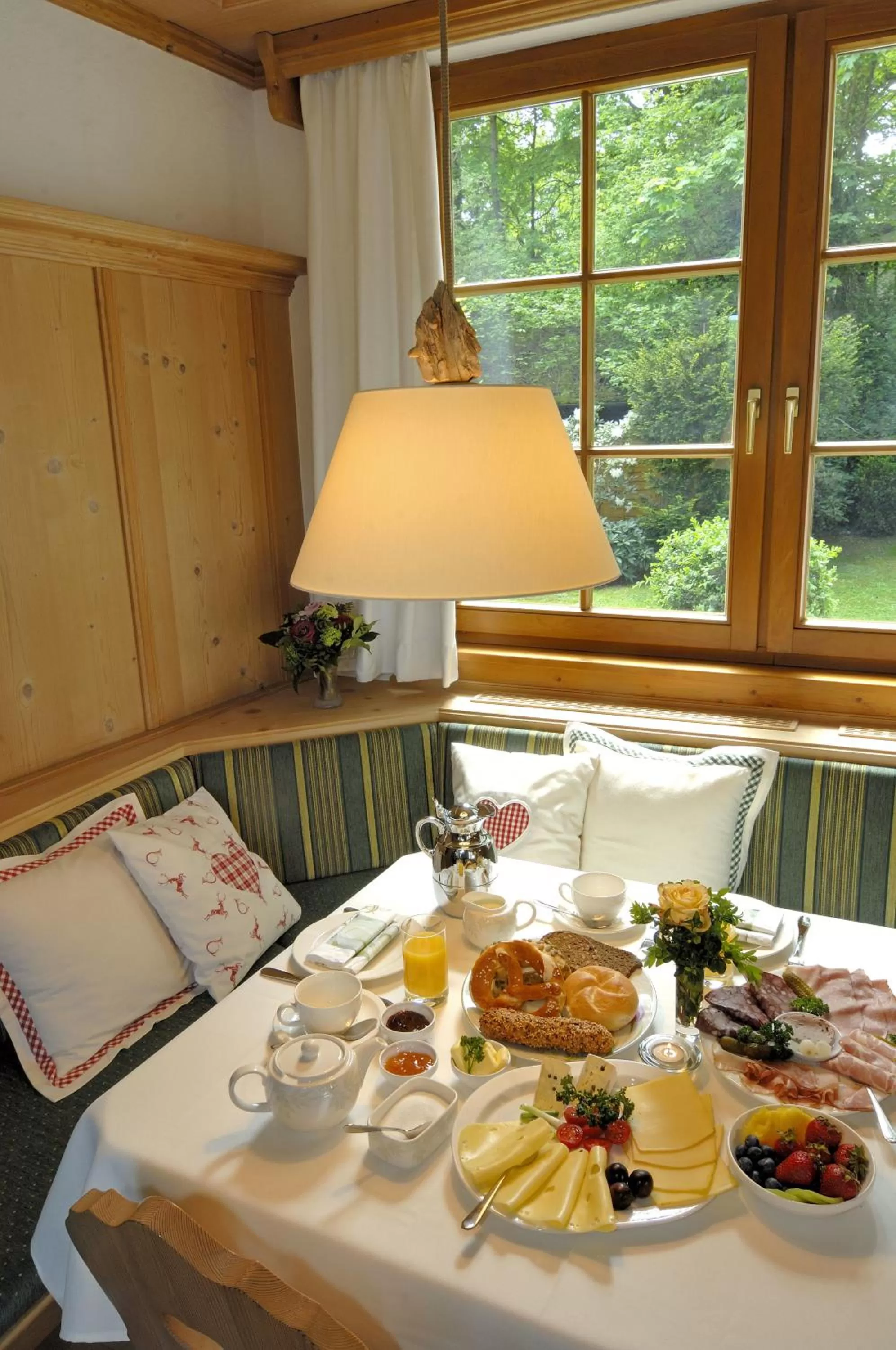 Buffet breakfast in Hotel Alpenhof - ruhige Wohlfühloase zwischen München, dem Fünf-Seenland und den Bergen, in S-Bahnnähe