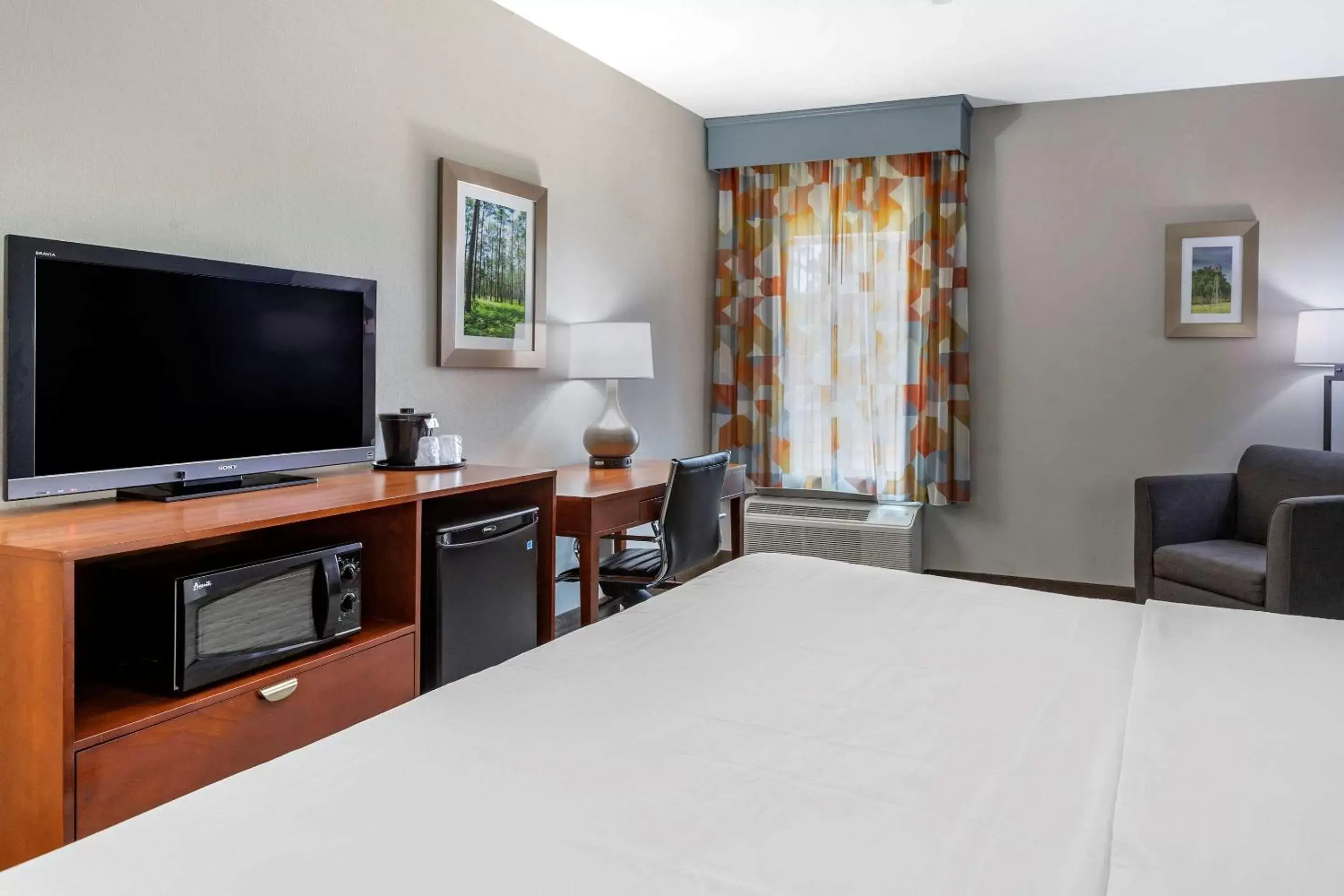 Photo of the whole room, Bed in Comfort Inn & Suites