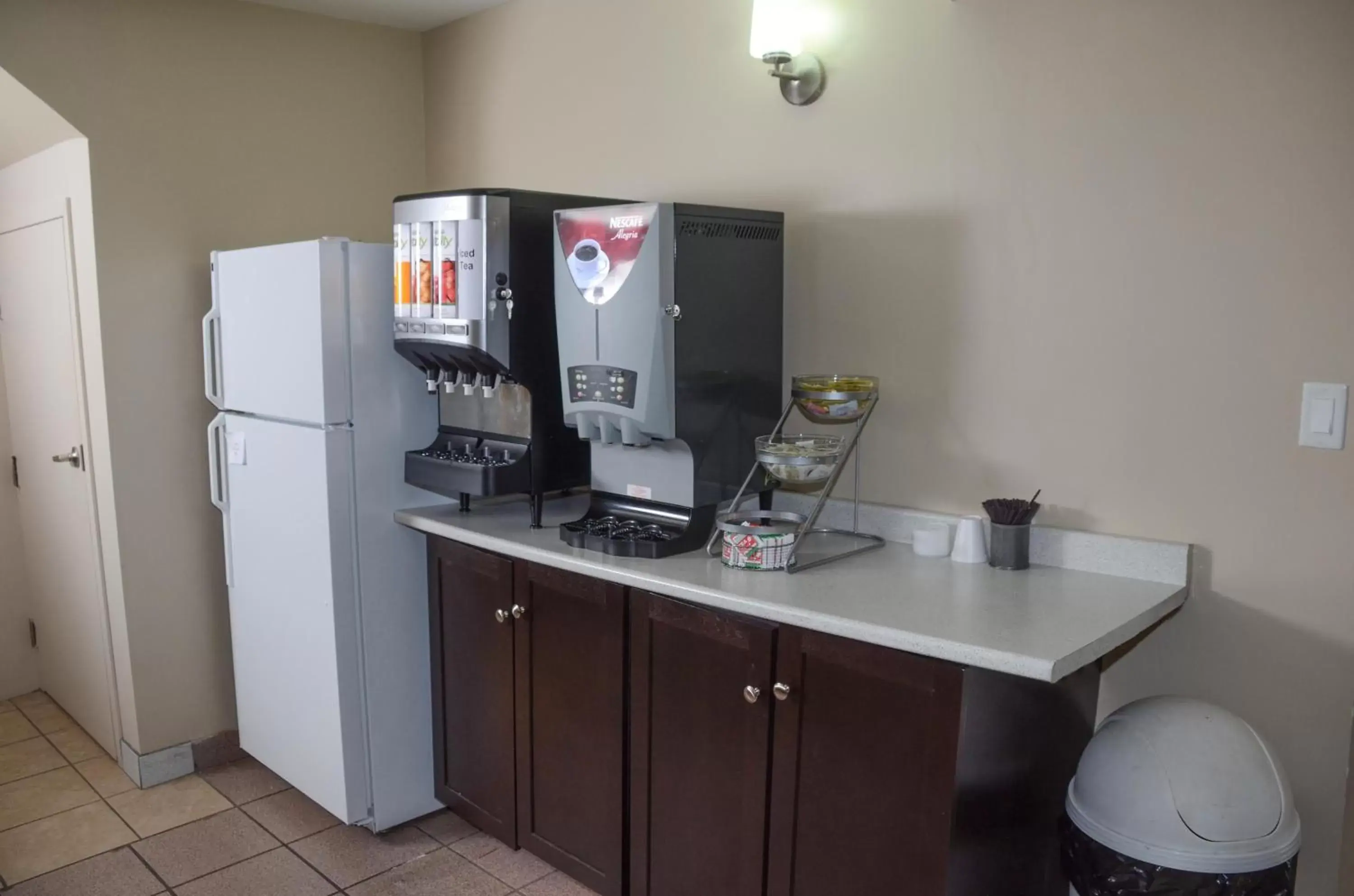 Restaurant/places to eat, Kitchen/Kitchenette in Super 8 by Wyndham North Bay