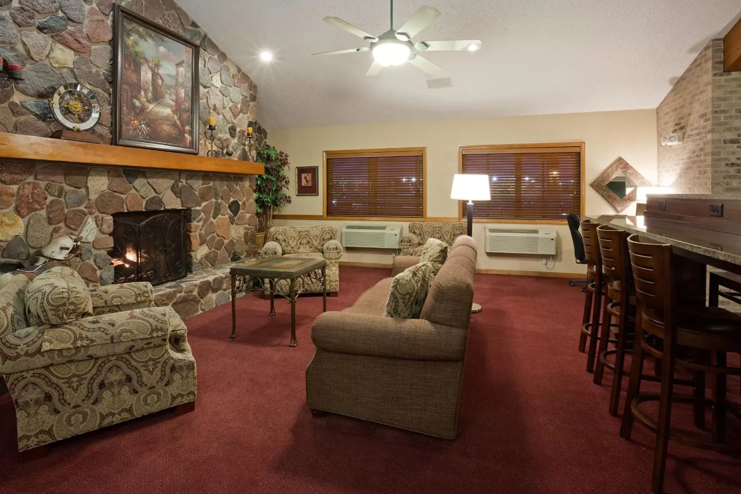 Lounge or bar, Seating Area in AmericInn by Wyndham Eau Claire