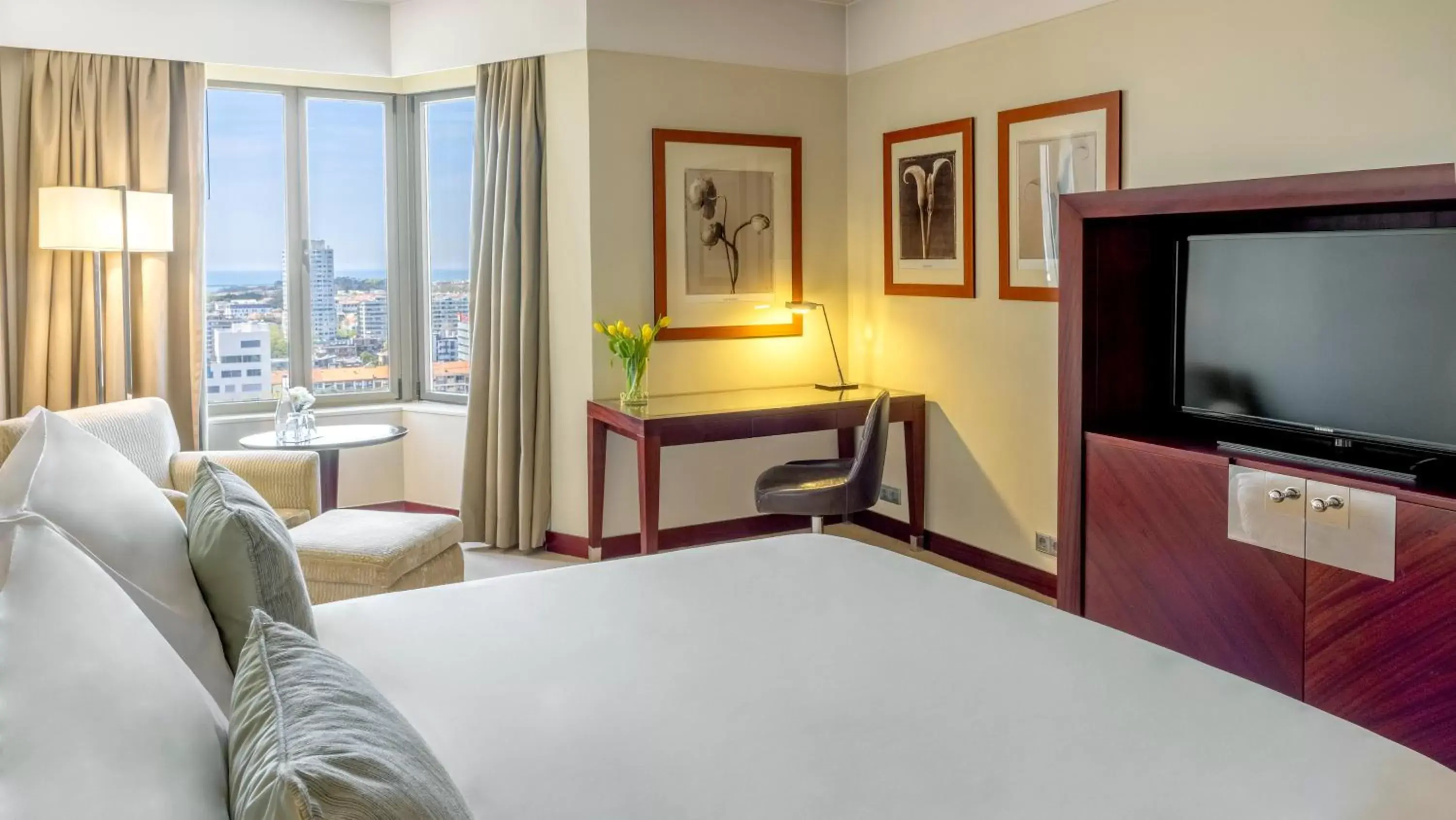Photo of the whole room, Bed in Crowne Plaza Porto, an IHG Hotel