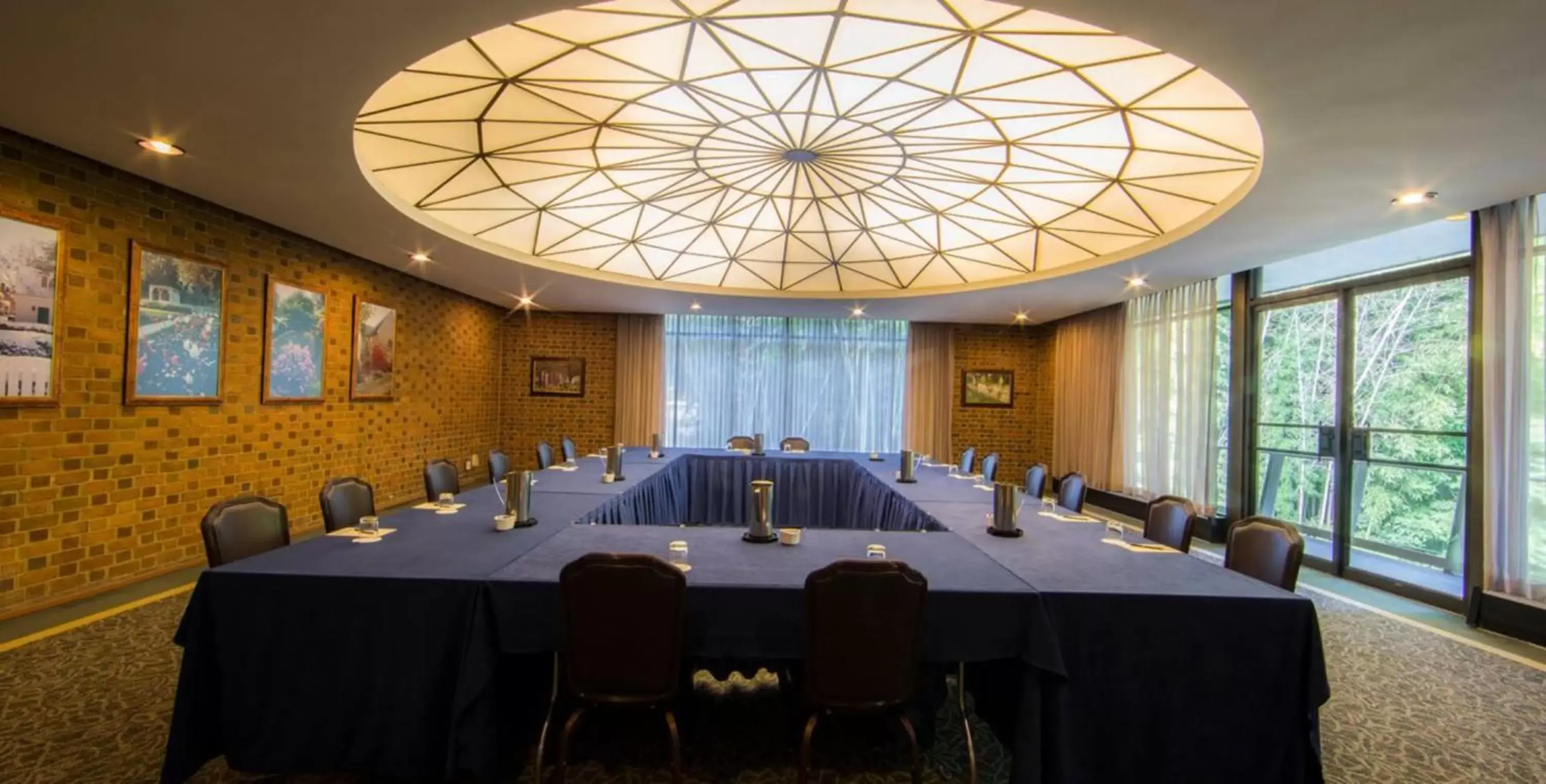 Meeting/conference room in Williamsburg Woodlands Hotel & Suites