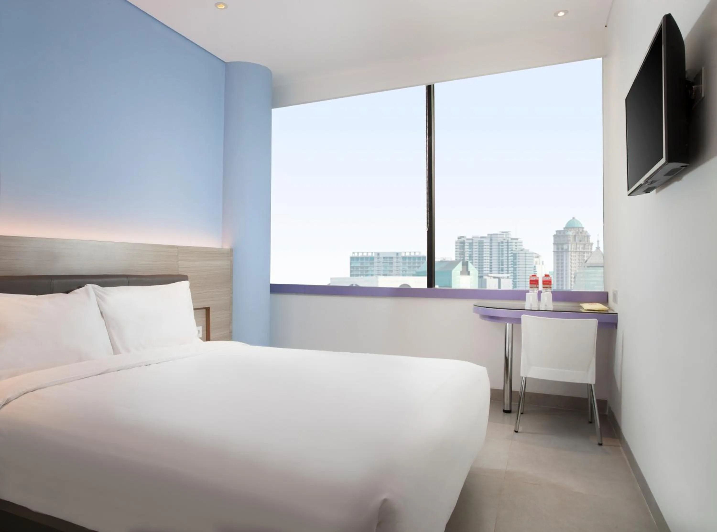 Photo of the whole room, Bed in Amaris Hotel Mampang - Jakarta