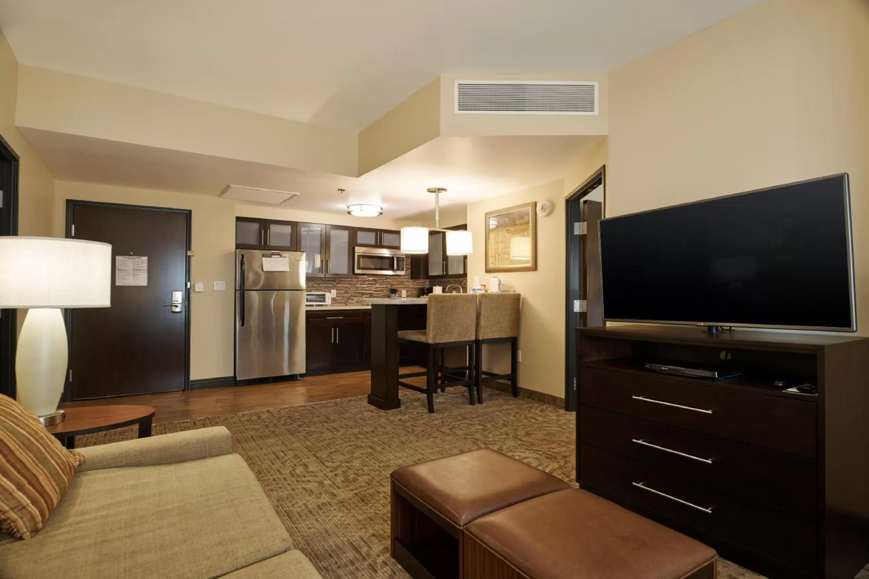 Photo of the whole room, TV/Entertainment Center in Staybridge Suites Chihuahua, an IHG Hotel