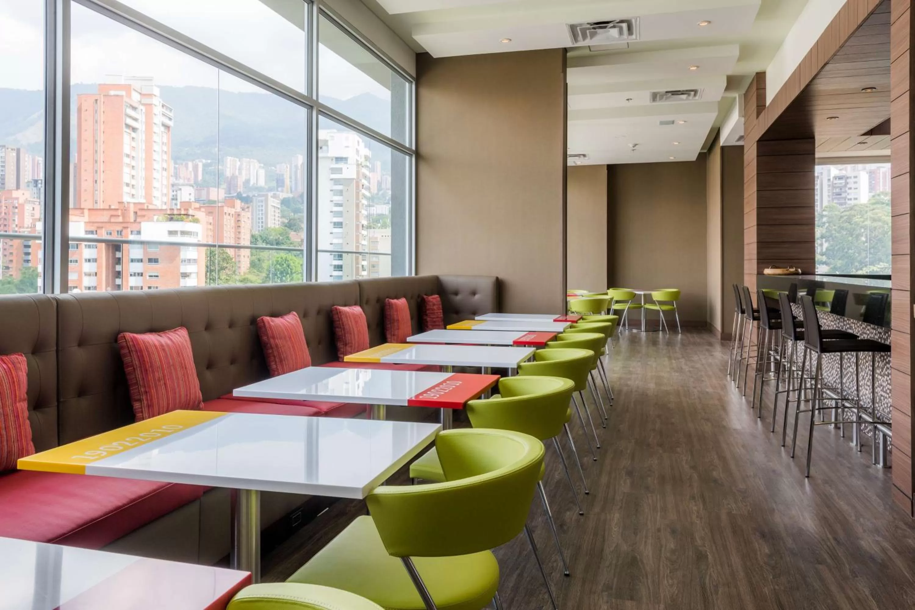 Restaurant/places to eat in Hampton by Hilton Medellin